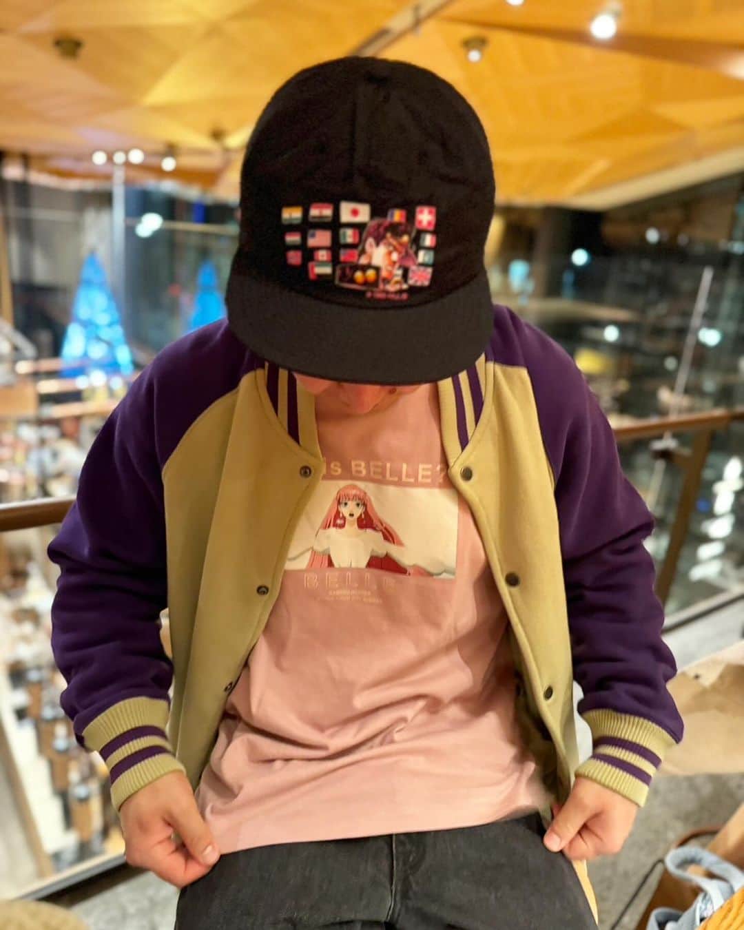 山内健司（かまいたち）さんのインスタグラム写真 - (山内健司（かまいたち）Instagram)「。 今日は嫁と目黒川沿いのスペシャルスターバックスに行った😂😂😂  一回行ってみたいなーと思いながらずっと行けてなくて、やっと行けたー😆😆😆😆😆  めちゃくちゃオシャレなスタバ😂  東京過ぎた🗼  そんな私のTシャツは細田守作品の『竜とそばかすの姫』  普通に定価で買えるのがありがたい🥳  ロンTです✋✋✋  そしてアウターはchillweeb（チルウィーブ）で買ったコロンビアのヴィンテージ😆😆😆  雰囲気がイイよねー🛀  CAPはこれまたチルさんがアニメTシャツCONで売ってたジョジョCAP😚  サイズばっちり😂😂😂  #ヴィンテージ #ヴィンテージTシャツ #スターバックス #starbucks  #細田守  #竜とそばかすの姫  #かまいたち山内」12月16日 22時11分 - sneakerkenji0117