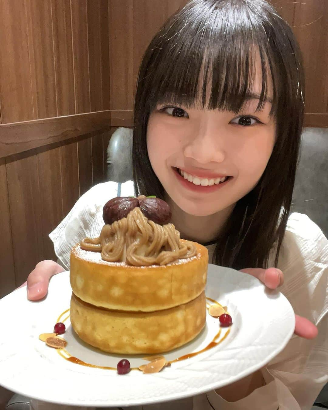 山﨑愛生のインスタグラム：「.この前 パンケーキ食べました🌰🥞  📷 ♡パンケーキ🥞 ふわふわで美味しかった😋 ♡お母さんはフレンチトースト🍞  #マロン #栗 #マロンスイーツ  #パンケーキ #フレンチトースト  #モーニング娘 #モーニング娘23  #morningmusume23  #山﨑愛生 #パンダさんパワー」