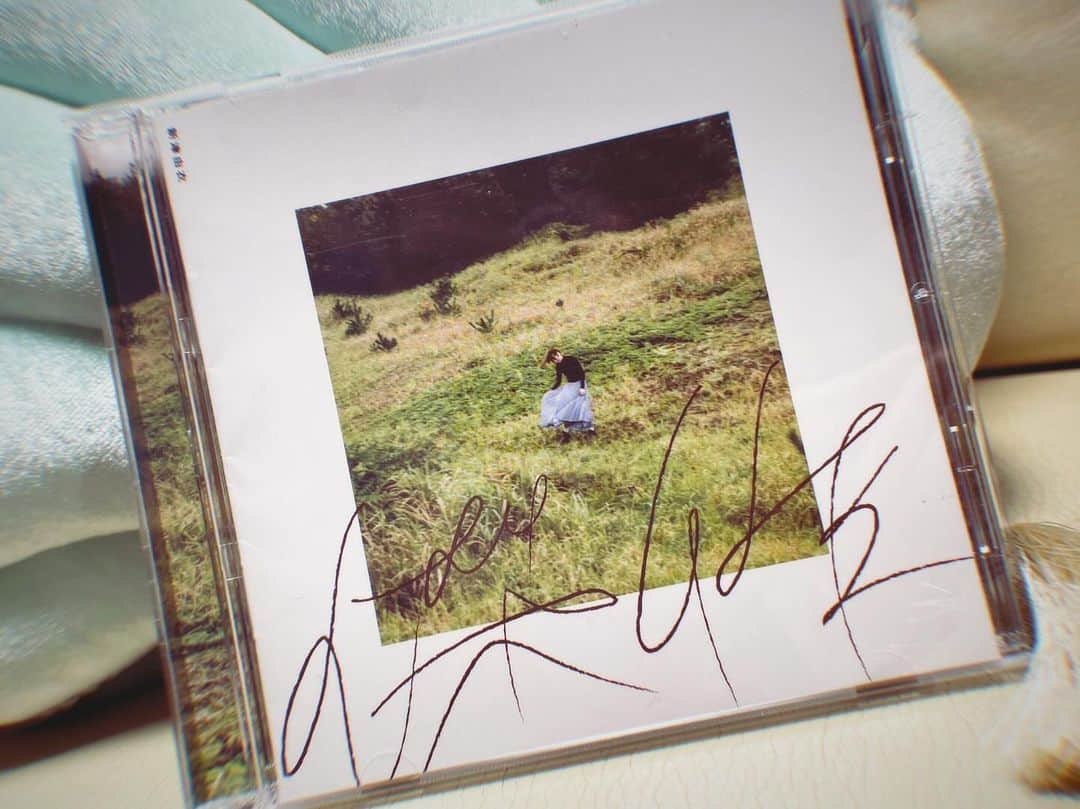 堀内まり菜さんのインスタグラム写真 - (堀内まり菜Instagram)「【堀内まり菜です💿】  一緒に作詞作曲をさせていただいたり、 プライベートでもご飯に行ってくださったりと たくさんお世話になっている 新津由衣さんから2nd album『傑作』をいただきました🎻  CDを再生して聴こえてきたイントロにぐっと惹き込まれ、 物語のページをめくるように 楽曲の世界に没頭📚  DanDunByaaan!という曲の "遊びなさい はみ出して生きなさい" という歌詞が好きです🪄  みんなは最近どんな音楽を聴いてるのか菜？  #堀内まり菜 #marinahoriuchi」12月16日 22時15分 - marinahoriuchi.lantis