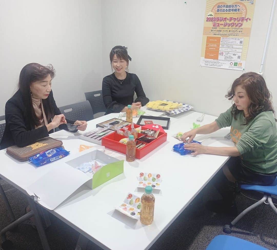 モモコさんのインスタグラム写真 - (モモコInstagram)「ラジオの打ち合わせ中📻 お菓子いっぱいで、女子会のように話がはずみます❗️ 今月は、毎週日曜日にOBCのラジオのゲストに出演してます。 明日も聴いてくださいね💕  ⭐️12/3.10.17.24(日)09:30〜OBC「Dr.ぷぅに聞く！おなかの赤ちゃんの声」  #ハイヒールモモコ #👠 #👠🍑 #CHANEL #シャネラー #グルメ #アメブロ #YouTube #モモコ新聞 #クリフム出生前診断クリニック #夫律子 先生 #桑原あずさん #大阪 #ラジオ #ラジオ大阪 #OBC #Drぷぅに聞くおなかの赤ちゃんの声」12月16日 22時25分 - highheel_momoko