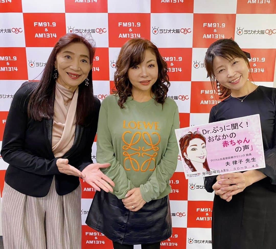 モモコさんのインスタグラム写真 - (モモコInstagram)「ラジオの打ち合わせ中📻 お菓子いっぱいで、女子会のように話がはずみます❗️ 今月は、毎週日曜日にOBCのラジオのゲストに出演してます。 明日も聴いてくださいね💕  ⭐️12/3.10.17.24(日)09:30〜OBC「Dr.ぷぅに聞く！おなかの赤ちゃんの声」  #ハイヒールモモコ #👠 #👠🍑 #CHANEL #シャネラー #グルメ #アメブロ #YouTube #モモコ新聞 #クリフム出生前診断クリニック #夫律子 先生 #桑原あずさん #大阪 #ラジオ #ラジオ大阪 #OBC #Drぷぅに聞くおなかの赤ちゃんの声」12月16日 22時25分 - highheel_momoko