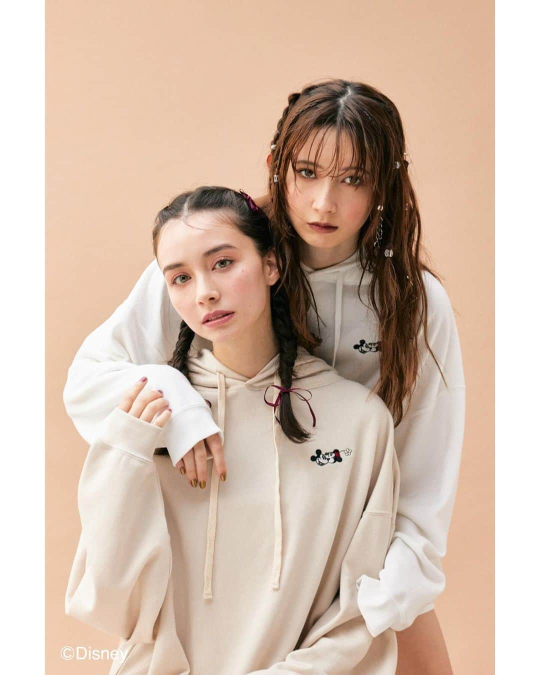 SHEL'TTER WEB STOREさんのインスタグラム写真 - (SHEL'TTER WEB STOREInstagram)「DISNEY HAPPY WINTER COLLECTION 2023  SHEL'TTER WEB STORE限定で ディズニーコレクションが登場いたします✨  ━━━━━━━━━━━━━━━━━  フードに付けた「ミッキー」「ミニー」をイメージした耳が可愛いスエットミニOPは お揃いのコーディネートでお出掛けしたくなるようなフェミニンさがポイント♡  ☑︎Mickey Minnie/スウェットミニOP IVOY/BEG ¥7,700(tax in)  ㅤㅤㅤㅤㅤㅤㅤㅤㅤㅤㅤㅤㅤ  「ミッキー」「ミニー」のステッチがポイントのファーデザインバニティーバック♡  ☑︎Mickey Minnie/F ファーバニティーBAG IVOY/BEG ¥7,700(tax in) ━━━━━━━━━━━━━━━━━  12/13(wed)10:00〜 SHEL'TTER WEB STORE この機会にぜひお買い物をお楽しみください♡  ━━━━━━━━━━━━━━━━━ #rienda #Disney #Mickey #ミッキー #Minnie #ミニー #ディズニーコーデ #スウェットコーデ #スウェットワンピース」12月16日 22時17分 - sheltterwebstore