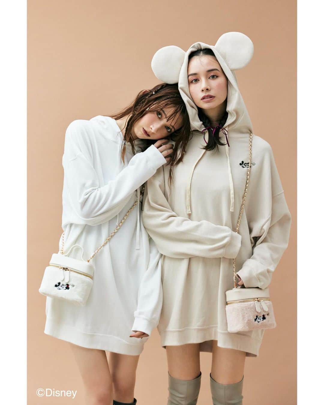 SHEL'TTER WEB STOREさんのインスタグラム写真 - (SHEL'TTER WEB STOREInstagram)「DISNEY HAPPY WINTER COLLECTION 2023  SHEL'TTER WEB STORE限定で ディズニーコレクションが登場いたします✨  ━━━━━━━━━━━━━━━━━  フードに付けた「ミッキー」「ミニー」をイメージした耳が可愛いスエットミニOPは お揃いのコーディネートでお出掛けしたくなるようなフェミニンさがポイント♡  ☑︎Mickey Minnie/スウェットミニOP IVOY/BEG ¥7,700(tax in)  ㅤㅤㅤㅤㅤㅤㅤㅤㅤㅤㅤㅤㅤ  「ミッキー」「ミニー」のステッチがポイントのファーデザインバニティーバック♡  ☑︎Mickey Minnie/F ファーバニティーBAG IVOY/BEG ¥7,700(tax in) ━━━━━━━━━━━━━━━━━  12/13(wed)10:00〜 SHEL'TTER WEB STORE この機会にぜひお買い物をお楽しみください♡  ━━━━━━━━━━━━━━━━━ #rienda #Disney #Mickey #ミッキー #Minnie #ミニー #ディズニーコーデ #スウェットコーデ #スウェットワンピース」12月16日 22時17分 - sheltterwebstore