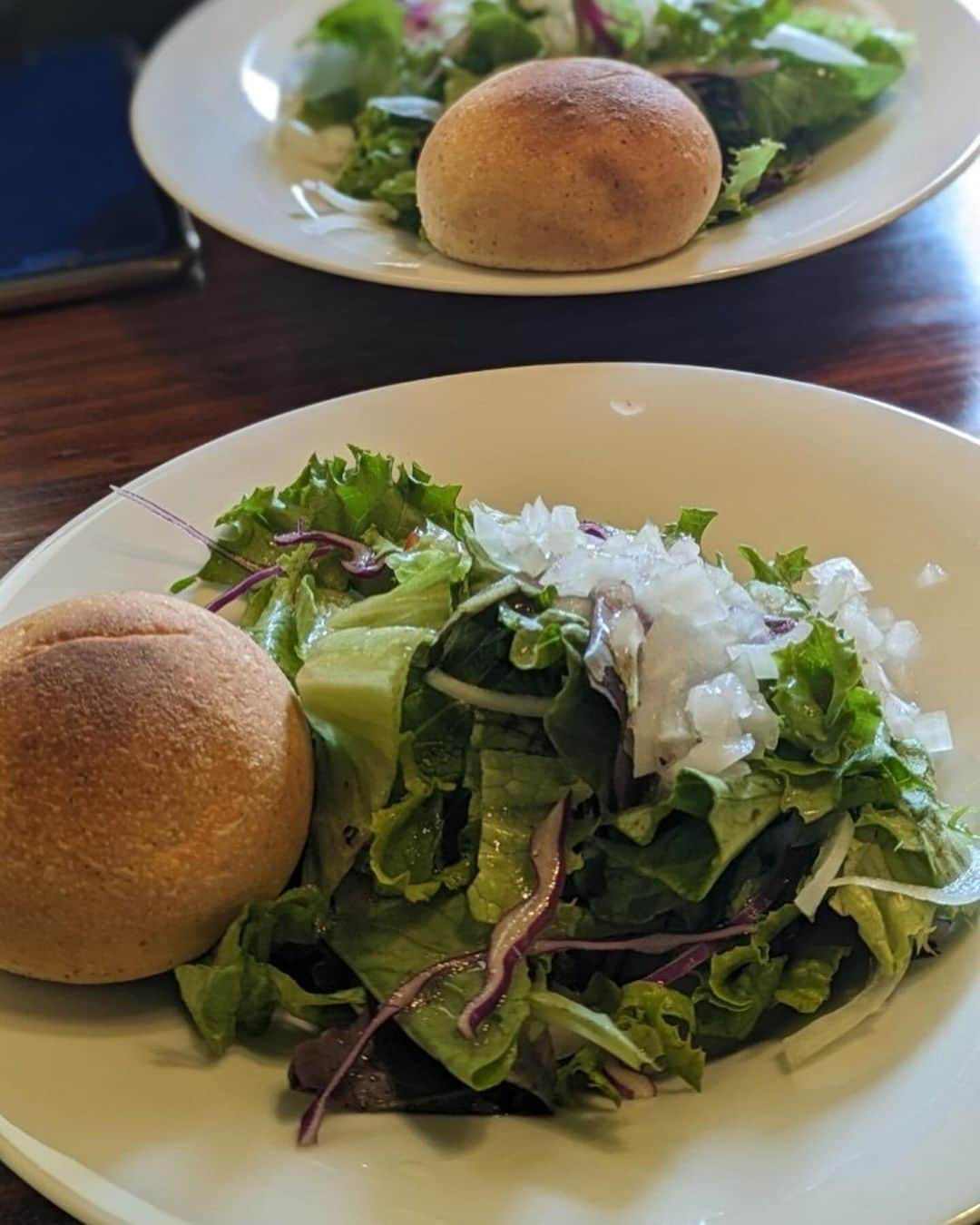 佐藤弥生さんのインスタグラム写真 - (佐藤弥生Instagram)「🍝 先月の骨盤底筋クラスの後のlunch🍽️ 🙋‍♀️近場でコスパ良しの所へ♪ kitchen MARUさんへ 11月位にオープンしたお店✨ パスタが3種から選べて、サラダと飲み物、ミニデザート付き♪1400円だったかな？ オーダー後直ぐに、サラダとパンが来た✨ パンは暖か〜い♪ですが、サラダドレッシングがまさかの生オニオンで🥲唯一食べられないモノ辛かった... パスタも直ぐ来ました！ 麺はモチモチ系でgood♪ パスタソースは🤔かなり優しいお味！濃ゆめのが好きだからミートソースにすれば良かった？ お店は、お客様がどんどん来て予約してもらってて良かったー！ デザートはパンナコッタ💦 好みは人それぞれなので、私のコメントは気にしないでください💦 レッスンの感想とかもっと聞きたかったし、お話し足りなかったな〜 バタバタしていましたが、みなさんとランチ出来て楽しかったです♪ （わたくし、その後都内でお仕事の為お先に失礼しました💦）  次回は21日(木) 10:30〜 お待ちしてまーす！ #ひたち野うしくランチ#牛久ランチ#イタリアンランチ#骨盤底筋エクササイズ#辛口レビュー#生玉ねぎ苦手」12月16日 22時27分 - yayoyayo_s