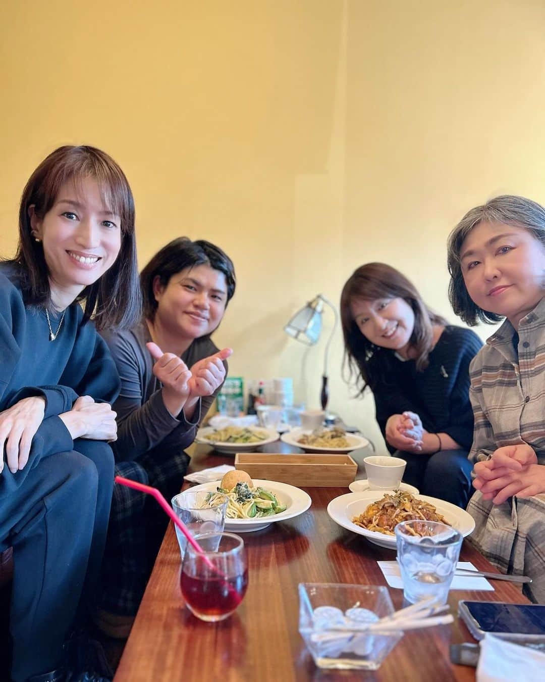 佐藤弥生のインスタグラム：「🍝 先月の骨盤底筋クラスの後のlunch🍽️ 🙋‍♀️近場でコスパ良しの所へ♪ kitchen MARUさんへ 11月位にオープンしたお店✨ パスタが3種から選べて、サラダと飲み物、ミニデザート付き♪1400円だったかな？ オーダー後直ぐに、サラダとパンが来た✨ パンは暖か〜い♪ですが、サラダドレッシングがまさかの生オニオンで🥲唯一食べられないモノ辛かった... パスタも直ぐ来ました！ 麺はモチモチ系でgood♪ パスタソースは🤔かなり優しいお味！濃ゆめのが好きだからミートソースにすれば良かった？ お店は、お客様がどんどん来て予約してもらってて良かったー！ デザートはパンナコッタ💦 好みは人それぞれなので、私のコメントは気にしないでください💦 レッスンの感想とかもっと聞きたかったし、お話し足りなかったな〜 バタバタしていましたが、みなさんとランチ出来て楽しかったです♪ （わたくし、その後都内でお仕事の為お先に失礼しました💦）  次回は21日(木) 10:30〜 お待ちしてまーす！ #ひたち野うしくランチ#牛久ランチ#イタリアンランチ#骨盤底筋エクササイズ#辛口レビュー#生玉ねぎ苦手」