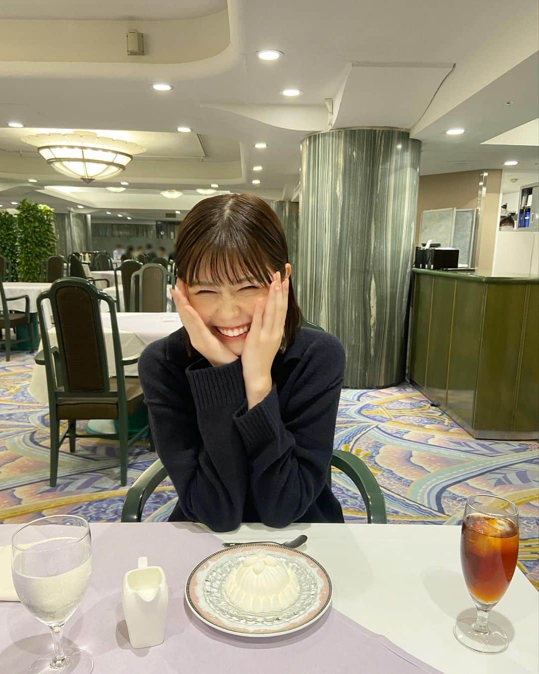 冴木柚葉のインスタグラム：「. ぜーんぶ同じポーズ🤣 この日の動画、YouTubeショートにアップしたよ🤭✌️  📷　@txkrm  #日本橋カフェ #三越前カフェ  #特別食堂」