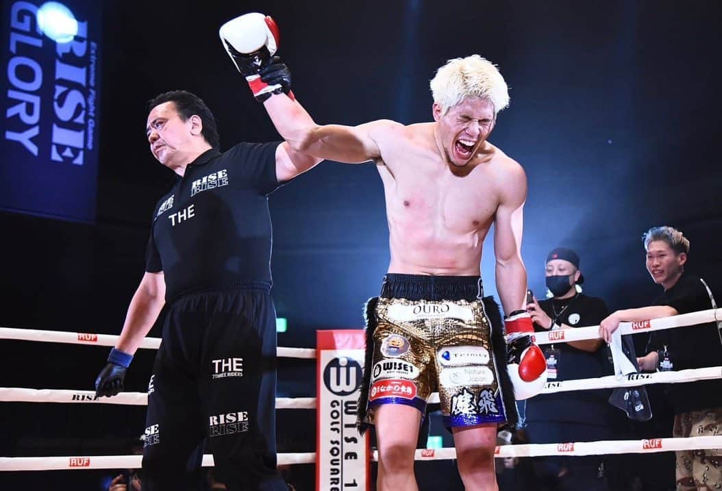 原口健飛のインスタグラム：「2R逆転KOで勝ちました🔥 ヴィダレス選手流石GLORY1位ほんまに強かったです。 戦ってくれて日本に来てくれてありがとう！  この勢いでGLORYの王者に絶対になります。 これからも最強そして強さを目指して頑張るので期待と応援宜しくお願いします！ #RISE_WS2023」