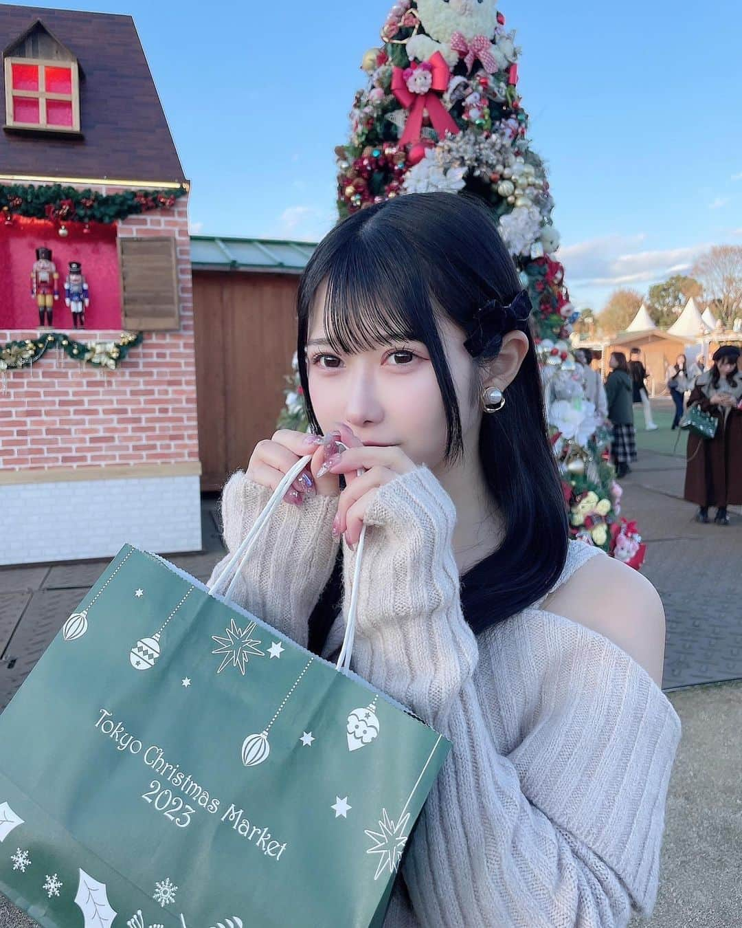 一宮彩夏のインスタグラム：「𓅫𓂃𓅫𓂃𓅫 ⁡ 少し前に行ったクリスマスマーケット🎄 明治神宮外苑の！トリュフのポテト美味しかったぁ 次行く時は夜に行きたい！！ ⁡ #jamscollection #ジャムズ #一宮彩夏 #outfit #photooftheday #selfie #instagood#portrait #instafhoto #idol  #japanidol #ootd #ootdfashion#自撮り#クリスマスマーケット#明治神宮外苑」