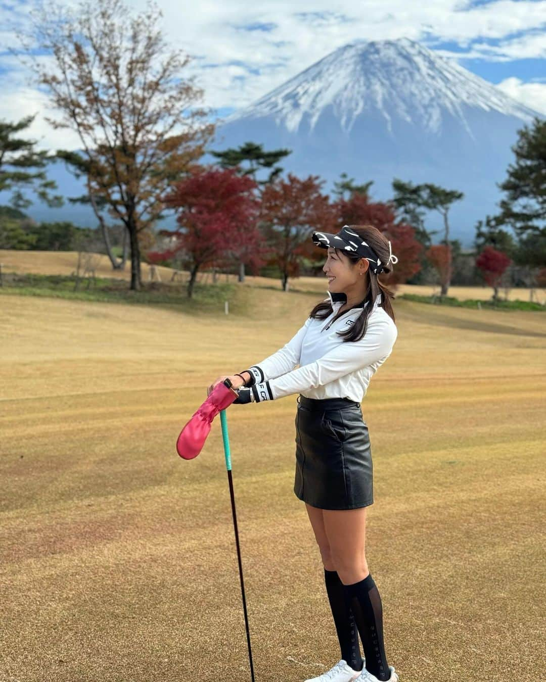 yurieさんのインスタグラム写真 - (yurieInstagram)「富士山が映えてだので🗻たくさん写真撮ってもらった😄　  #cpg #cpggolf #ジーピージー　#cpgコーデ　#ゴルフ女子　#ゴルフ男子　#ゴルフ　#golfcoordinate  #pr #golf #golfswing #golffashion  #golfwear #golfoutfit #ゴルフ好き #ゴルフ初心者 #ゴルフ練習 #ゴルフ女子 #ゴルフ男子 #ゴルフ上手くなりたい #ゴルフ好きと繋がりたい#ゴルフウェアー  #ゴルフスイング #골프 #ゴルフコーデ #スポーツ女子 #ゴルフ旅 #高尔夫球 #กอล์ฟ  #ゴルフ旅行」12月16日 22時38分 - yurie808golf