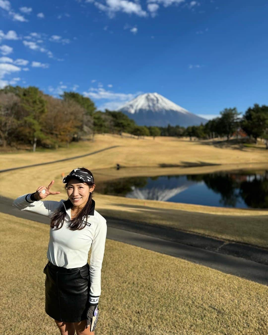 yurieさんのインスタグラム写真 - (yurieInstagram)「富士山が映えてだので🗻たくさん写真撮ってもらった😄　  #cpg #cpggolf #ジーピージー　#cpgコーデ　#ゴルフ女子　#ゴルフ男子　#ゴルフ　#golfcoordinate  #pr #golf #golfswing #golffashion  #golfwear #golfoutfit #ゴルフ好き #ゴルフ初心者 #ゴルフ練習 #ゴルフ女子 #ゴルフ男子 #ゴルフ上手くなりたい #ゴルフ好きと繋がりたい#ゴルフウェアー  #ゴルフスイング #골프 #ゴルフコーデ #スポーツ女子 #ゴルフ旅 #高尔夫球 #กอล์ฟ  #ゴルフ旅行」12月16日 22時38分 - yurie808golf