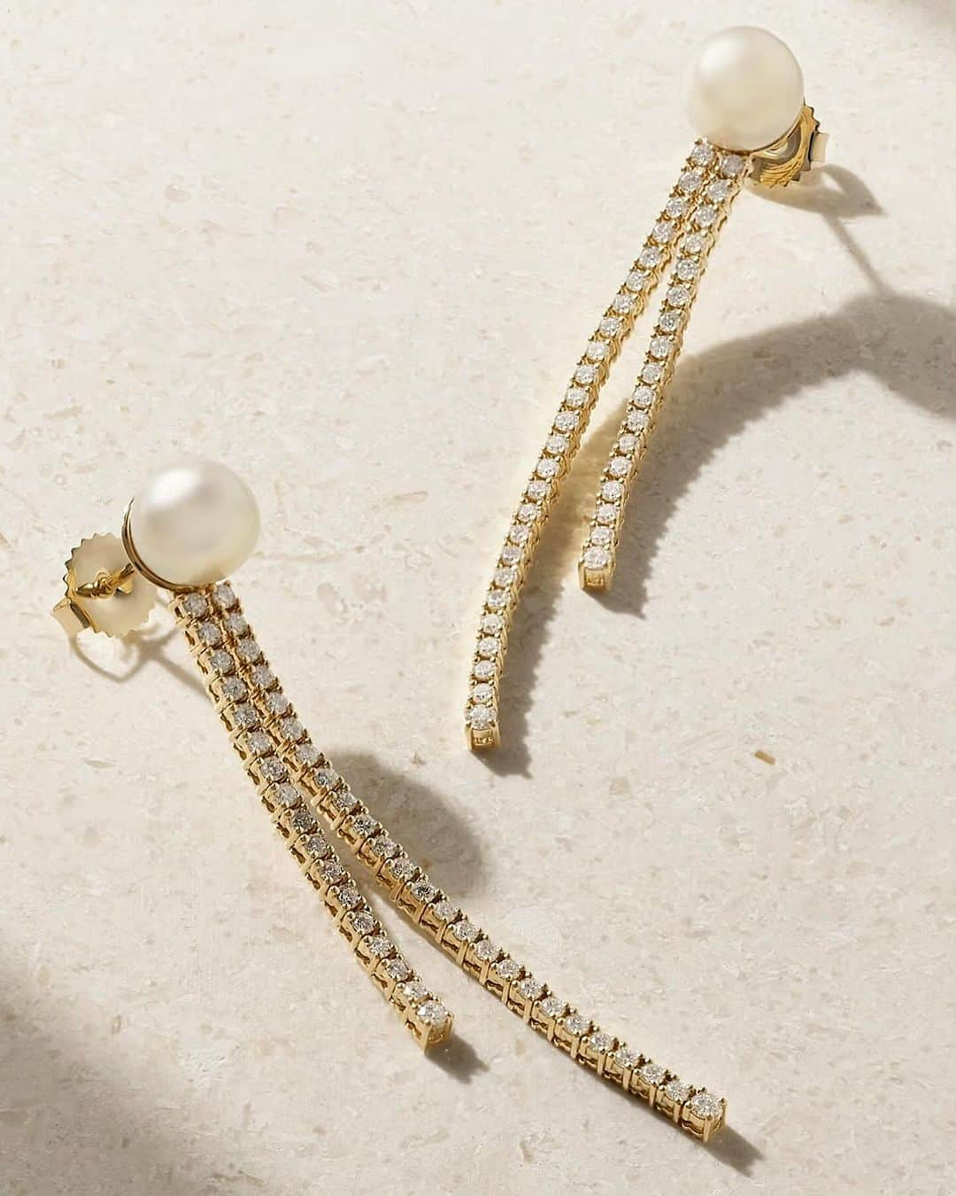 M I Z U K Iのインスタグラム：「Just in Time 💝   MIZUKI Prive collection is now available on Net A Porter @netaporter   . . . #netaporter #mizuki #mizukijewels  #mizukijewelry #prive #modern #pearl #diamond #earrings #💝」