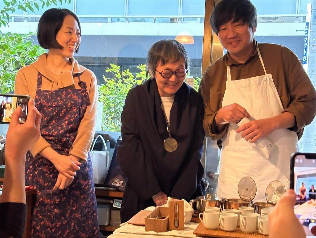 小堀紀代美さんのインスタグラム写真 - (小堀紀代美Instagram)「先日、機会に恵まれてお会いしたいなあ、いただきたいなあと思っていた方々のお茶会に。　@teteria.onishi  @creapa_hirokotanaka   おいしいお菓子においしい紅茶。シンプルな言葉しか見つからないけど、ほんと〜においしかった〜。　  大西さんの淹れてくれたお茶は、まあるくてなんておいしいのでしょう。「テテリア」の @teteria.onishi の紅茶はパッケージに淹れ方が書いてあるのだけど、そのレシピ通りに淹れるときちんとおいしくて、初めて飲んだ時は自分で淹れた紅茶に感動したもの。ちゃちゃっとするとやっぱりイマイチになる。1杯のお茶に対してのそんなレシピもすごいなあ〜と思って伝えたら、大西さんご自身もそれをみて淹れますとのこと。完成度の高さ！  「クレアパ」の博子さん　@creapa_hirokotanaka のお菓子は、以前催事で購入したケーキがおいしくて忘られない、、、次はいつ食べられるんだろう〜と思っていたから、3種類もいただけるなんて嬉しすぎた。チョコレートのクッキーがとっても好み！ぎゅうぎゅうに詰まった缶入りで欲しいな♡  お茶会の場の[西麻布　喫茶R] @merecoto が来年移転するそう。残念だけど、新店舗も楽しみに！またこんな時間過ごせますように。  暖かい冬の日のひと時、ご褒美みたいな時間でした。」12月16日 22時44分 - likelikekitchen