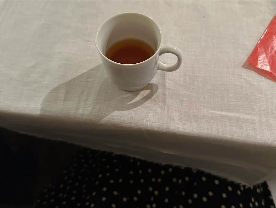 小堀紀代美さんのインスタグラム写真 - (小堀紀代美Instagram)「先日、機会に恵まれてお会いしたいなあ、いただきたいなあと思っていた方々のお茶会に。　@teteria.onishi  @creapa_hirokotanaka   おいしいお菓子においしい紅茶。シンプルな言葉しか見つからないけど、ほんと〜においしかった〜。　  大西さんの淹れてくれたお茶は、まあるくてなんておいしいのでしょう。「テテリア」の @teteria.onishi の紅茶はパッケージに淹れ方が書いてあるのだけど、そのレシピ通りに淹れるときちんとおいしくて、初めて飲んだ時は自分で淹れた紅茶に感動したもの。ちゃちゃっとするとやっぱりイマイチになる。1杯のお茶に対してのそんなレシピもすごいなあ〜と思って伝えたら、大西さんご自身もそれをみて淹れますとのこと。完成度の高さ！  「クレアパ」の博子さん　@creapa_hirokotanaka のお菓子は、以前催事で購入したケーキがおいしくて忘られない、、、次はいつ食べられるんだろう〜と思っていたから、3種類もいただけるなんて嬉しすぎた。チョコレートのクッキーがとっても好み！ぎゅうぎゅうに詰まった缶入りで欲しいな♡  お茶会の場の[西麻布　喫茶R] @merecoto が来年移転するそう。残念だけど、新店舗も楽しみに！またこんな時間過ごせますように。  暖かい冬の日のひと時、ご褒美みたいな時間でした。」12月16日 22時44分 - likelikekitchen