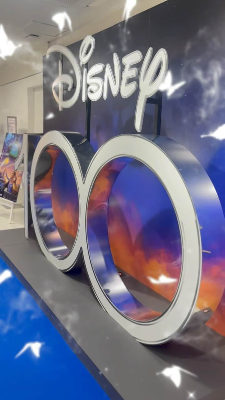 橋本真依のインスタグラム：「・ ⭐️⭐️⭐️⭐️⭐️ ⁡ Disney100 THE MARKET in 伊勢丹新宿店に 行ってきました✨☺️ ディズニー100周年のたくさんのグッズや 限定のお菓子、フィギュアなどたくさんありました✨✨🩷 ⁡ ⁡ その中でもお目当てはBelkinさん✨ いつも使っている充電器が良くて、 お友達にも誕生日プレゼントに渡したいな〜と思って購入しに👍😊 ⁡ 会場での2点以上の商品購入でかわいい ギフトボックスがもらえるので 2点購入して、ギフトボックスもGET🧰💝 ⁡ ⁡ 新宿伊勢丹の他にもヨドバシカメラ、 ビックカメラの一部店舗、 全国のコストコでも順次展開予定、 ゲットできるみたいだよっ✨ ⁡ 私はしっかりコストコ民なので また見に行ってみようと思いますっ✨ (ちょっと安くなっているのかなあ〜✨😂) ⁡ ⁡ ⁡ ⁡ #PR#ベルキン#Belkin#BeReadyForMagic 　 #つなごう魔法の世界へ#iPhoneケース #ヘッドフォン#モバイルバッテリー #Disney100#ディズニー#Disney#充電器 ⁡」