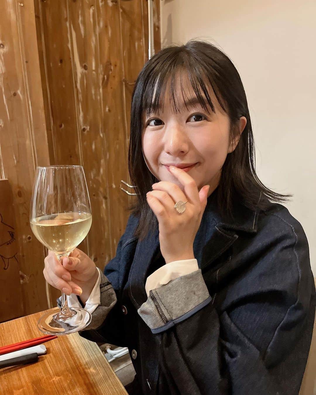 茅野愛衣のインスタグラム：「おとなの週末おふしょっと🍾  今回も食べすぎで本誌に載せきれなかったのでこちらに！ 料理はもちろん、ちょっとしたインテリアまでセンスが光るお店でした✨ カトラリースタンドは店名ならでは。こちらもオシャレ！ 猫村さん見つけたのもテンション上がったな〜！（茅）」