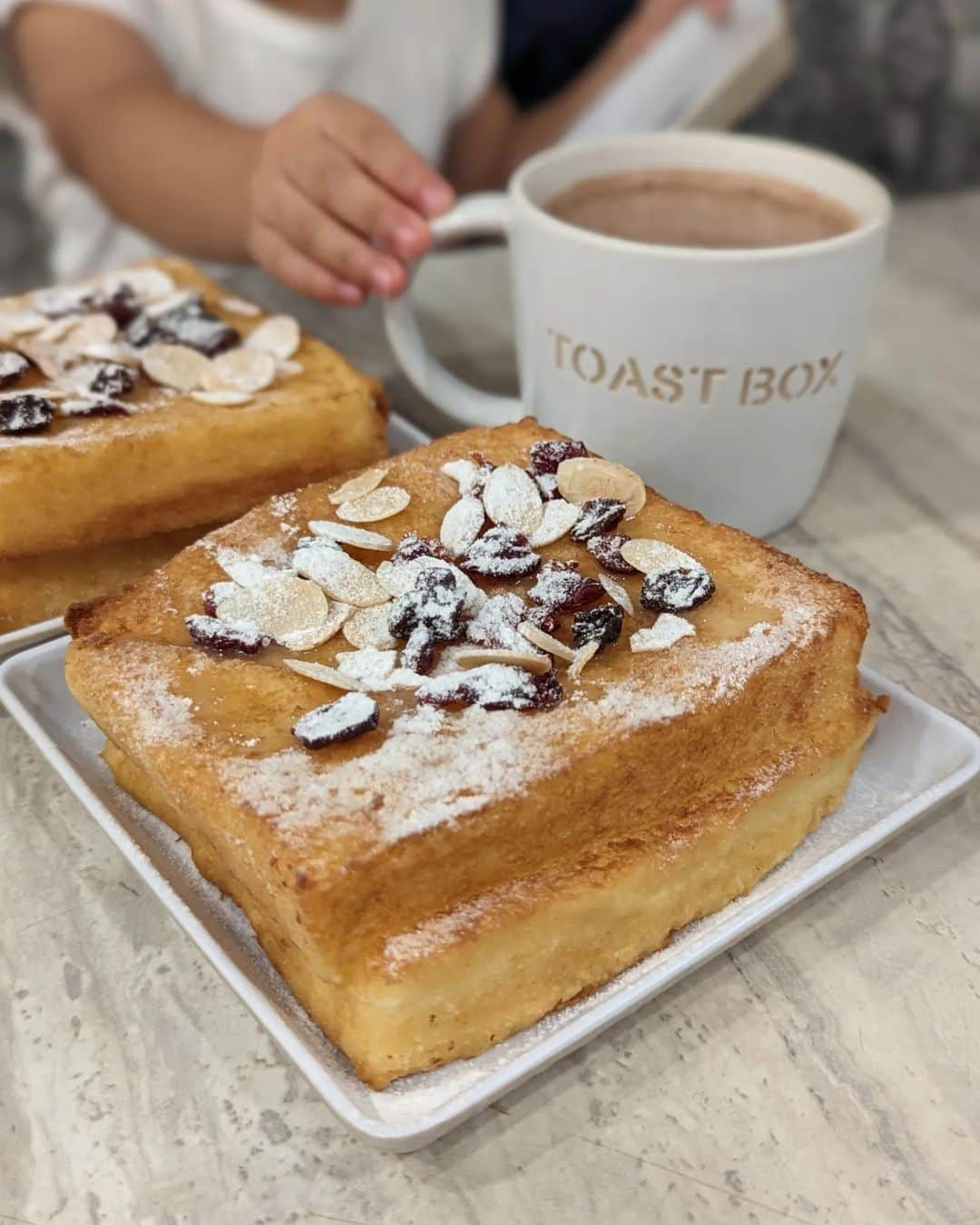 Li Tian の雑貨屋さんのインスタグラム写真 - (Li Tian の雑貨屋Instagram)「@toastboxsg might not come to our minds instantly when we talk about Xmas cakes. But in fact, their Xmas brownies and chocolate roll cake are rich and good that it would easily impress at any party. Good value for money too. Also for a limited time is the french toast ($4.50) - suggest that u dine in to enjoy this fresh and hot from the stove.  P.s. their signature Kopi are also packaged in a nice festive box for Xmas sales   📌 various toastbox outlets」12月16日 22時49分 - dairyandcream