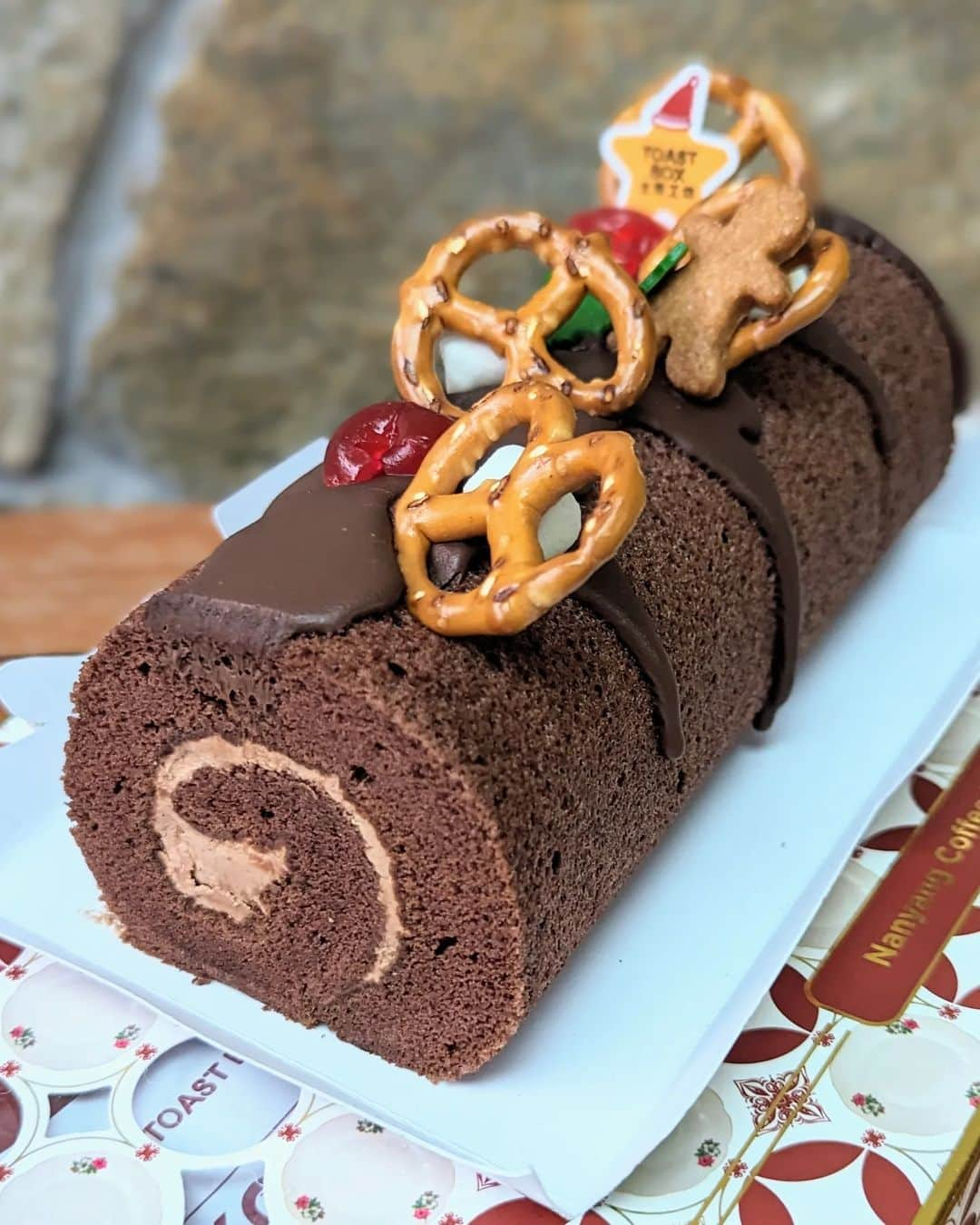 Li Tian の雑貨屋さんのインスタグラム写真 - (Li Tian の雑貨屋Instagram)「@toastboxsg might not come to our minds instantly when we talk about Xmas cakes. But in fact, their Xmas brownies and chocolate roll cake are rich and good that it would easily impress at any party. Good value for money too. Also for a limited time is the french toast ($4.50) - suggest that u dine in to enjoy this fresh and hot from the stove.  P.s. their signature Kopi are also packaged in a nice festive box for Xmas sales   📌 various toastbox outlets」12月16日 22時49分 - dairyandcream