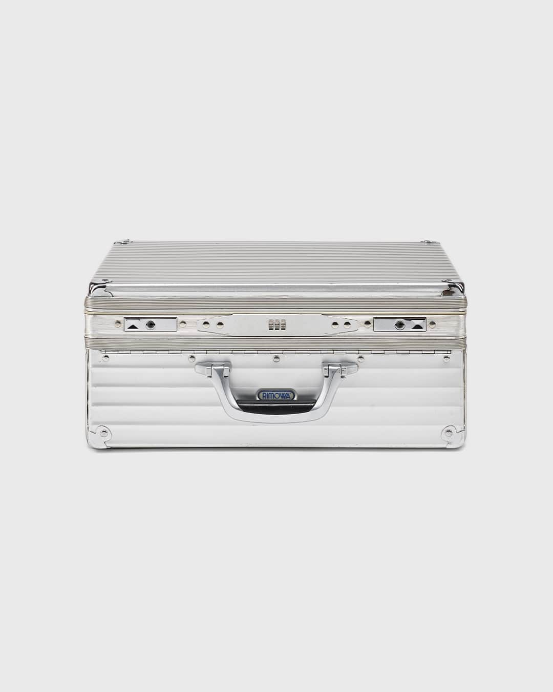 リモワのインスタグラム：「A quintessential companion for flight crews and business travellers of the late 90s and early 2000s, the Combi Pilot seamlessly merged the best of both worlds: the functionality of the iconic RIMOWA Pilot Case and the classic elegance of the RIMOWA Aluminium Attaché.   #RIMOWA #RIMOWAarchive」