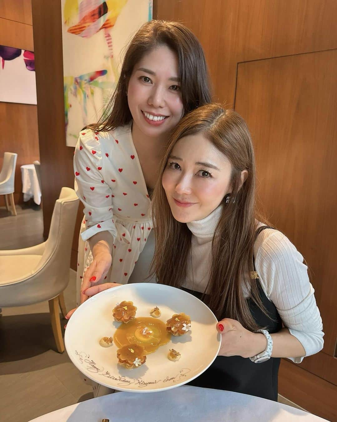 kiyomi medeirosのインスタグラム：「大好きな大好きなあーこ🥹お誕生日お祝いしてくれて本当にありがとうね🥹🫶❤️❤️❤️  いつも私の事気にかけてくれて、心配してくれたり、励ましてくれたり、一緒に大爆笑したり、いつもいくら時間あっても足りない感じで🥹一緒にいたら元気になる。本当に本当に私のメディシンだよ💊🥹❤️❤️本当に本当にありがとう🥹💜💜💜 @obli_official も着てきてくれてありがとうね🥹🫶❤️❤️❤️ そして、ずーーっと欲しかった @hince_official のアイシャドウパレット🥹✨本当にありがとう🥹❤️  あーこ🥹これからも仲良くしてね🥹🫶❤️❤️❤️  knit…#cinoh dress…#miumiu  #bff#birthday #fashion#outfit#ootd#cordinate#style#ファッション#コーディネート#コーデ#大人可愛いコーデ#モノトーン#モノトーンコーデ」