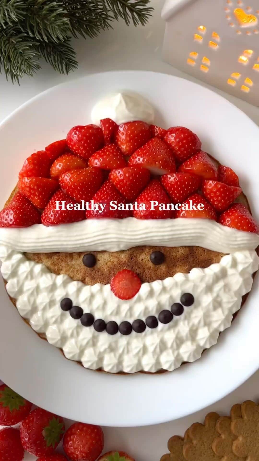 Sharing Healthy Snack Ideasのインスタグラム：「Healthy Santa Pancake🎅🏻 This is such a fun and yummy breakfast idea for the holiday season!🎄 The recipe is gluten-free & lactose-free☺️ by • @fitfoodieselma • For the pancake: 1 mashed banana 2 eggs 1/3 cup gluten-free oat flour (80 ml) 1 teaspoon cinnamon • Toppings: 1/2 cup lactose-free Greek yogurt (120 ml) about 10 strawberries cut in half 1 tablespoon dark chocolate chips • 1. Mix the mashed banana with the eggs 2. Add the flour and cinnamon and stir until smooth 3. Cook on a non-stick skillet for about 5 minutes on each side 4. Let cool down for a couple of minutes 5. Make a hat of strawberries, then brim, pompom and beard of the yogurt, eyes and mouth of dark chocolate chips and a nose of a strawberry slice 6. Enjoy! • • ❤️Follow for more easy recipes! • • • #healthybreakfast #healthybreakfastideas #healthybreakfastrecipes #glutenfreepancakes #glutenfreebreakfast #healthyrecipesforkids #healthypancakes #healthypancake #christmasbreakfast」