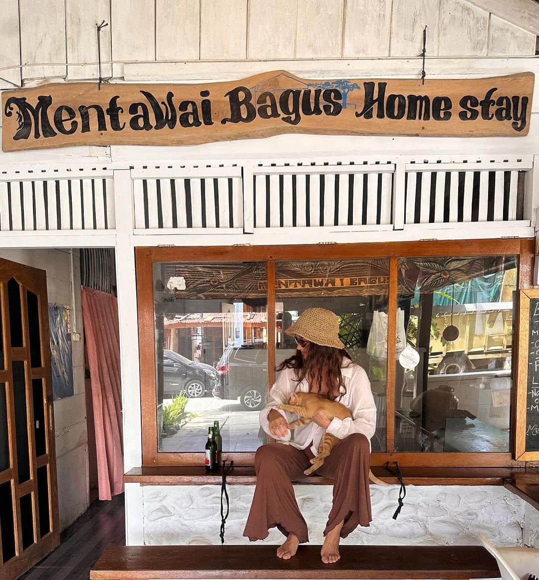 Jessicaのインスタグラム：「Mentawai life over the last few days. Saying hi to the epic guys at @mentawai_bagus17 , Jellyfish stings, home made lunches at  @biloubeachvillas , Bonnie’s first crayons, the consequences of Bonnie’s first crayons 🤣 , the most beautiful and of course an epic sunset with a Radler.   #mentawaibagus #mentawai #islandlife #indonesia #biloubeachvillas」