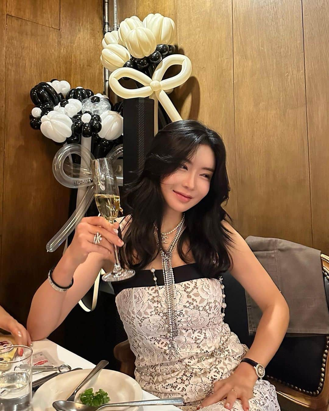 アン・シネのインスタグラム：「Happy birthday to me🖤 내 사랑들 내가 더 잘할게 🫰🏻」