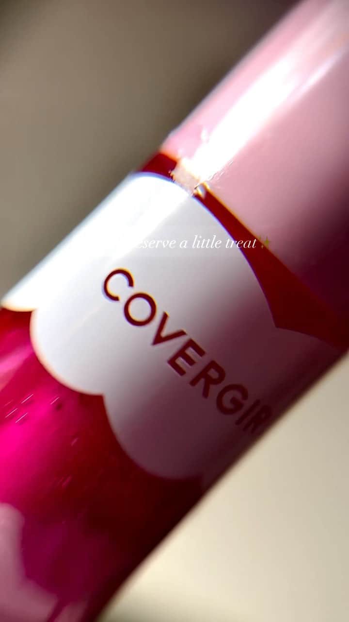 COVERGIRLのインスタグラム：「This is your sign to get yourself a little treat 😉  💖 Yummy Gloss 🎥 @skincare_foodie21   #EasyBreezyBeautiful #Covergirl #YummyGloss」