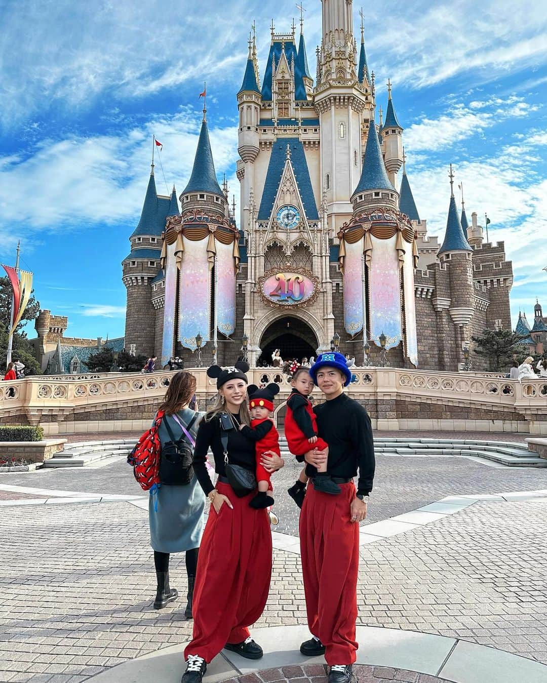 甲村仁絵さんのインスタグラム写真 - (甲村仁絵Instagram)「ミキミニcode🖤❤️ 今回いっくんディズニーデビュー☺️  #ディズニー　#Disney #ディズニーコーデ」12月16日 23時39分 - hitoe_style
