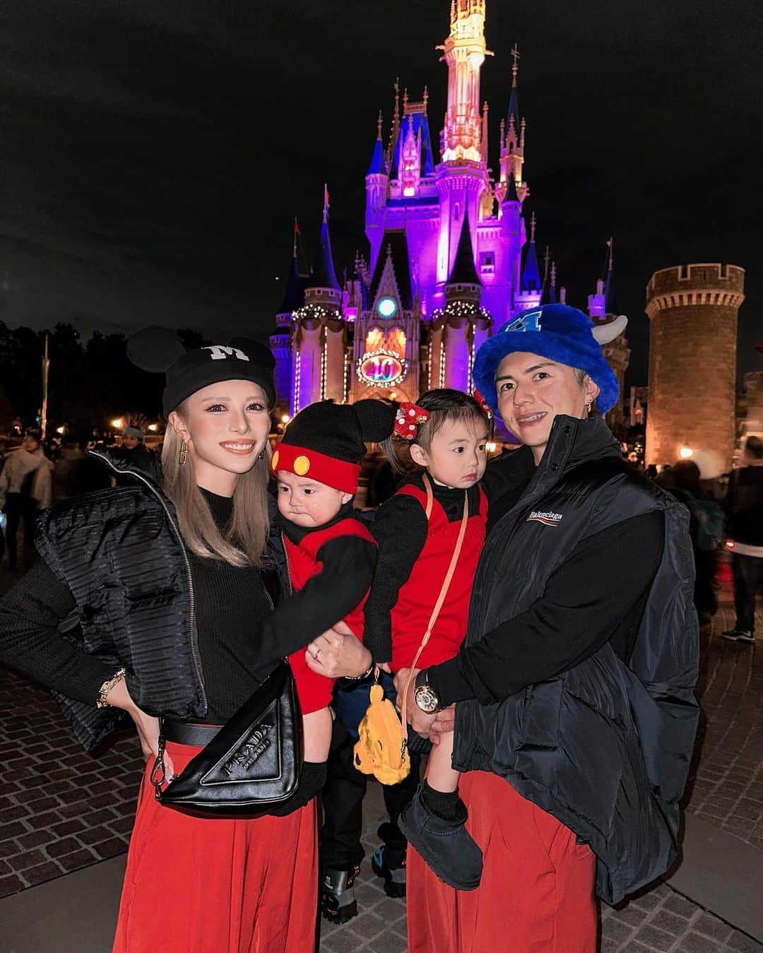 甲村仁絵のインスタグラム：「ミキミニcode🖤❤️ 今回いっくんディズニーデビュー☺️  #ディズニー　#Disney #ディズニーコーデ」
