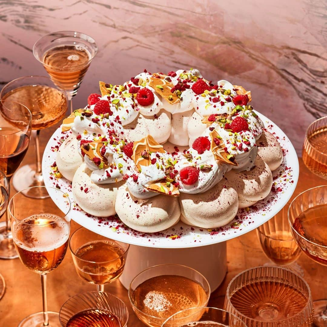 Food & Wineのインスタグラム：「Wreath on your door < wreath on your table—especially when that wreath is of the pavlova variety. In fact, we loved this gorgeous (and easy!) pistachio-and-raspberry studded dessert so much that we picked it to grace the cover of our current issue 😉. Try this Caramelized White Chocolate Pavlova with your crowd at the link in bio.   🎂: @eatchofood, 📸: @protazio, 🥄: @chelseaczimmer, 🍽: @cmariekeely」