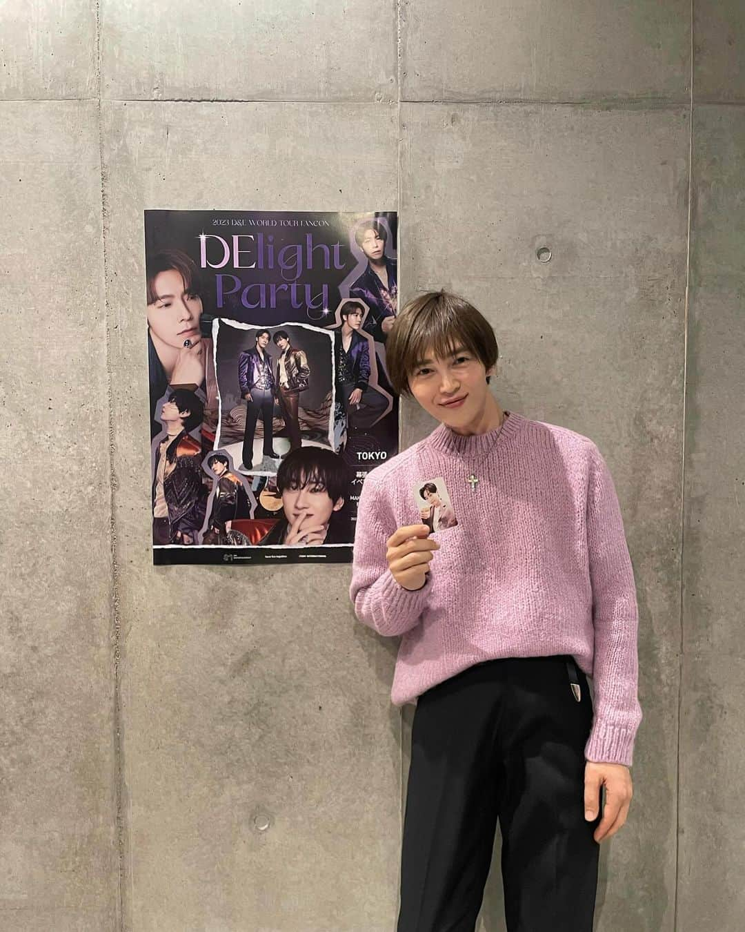 塩澤英真さんのインスタグラム写真 - (塩澤英真Instagram)「[#DElivery]   本日はご縁があって SUPERJUNIOR D&E DElight Party in TOKYO 💙を観させて頂きました。FANCONが始まってステージに２人が出てきた瞬間、、、  わあー、SUPER STARだ、、って思った。  歌声もダンスも歌っている姿も、もう全部が カッコ良くて、でもトークをしているときは 別人かな？と錯覚してしまうくらいにfunnyで、 目の前でおこっていること全部TVで見ているSUPER JUNIORのバラエティのようで不思議で感動しました。楽し過ぎてまさにDONGHAEさんが言っていたように笑い過ぎてシワが増えました😆 SUPER JUNIORの後輩グループの皆さんが、 口を揃えて、SUPER JUNIOR先輩を尊敬している意味が僕も今日分かってしまいました。 DONGHAEさんとEUNHYUKさんが今回のFANCONへ込めた想いも会場中に伝わっていて感動しましたし、 12周年というお話を聞いて、長くE.L.Fの皆さんと変わらない想いで寄り添っている姿がとてもカッコよく素敵でした。思えば僕が韓国の音楽へ触れはじめの時にSUPER JUNIORさんの曲を聴いて、DONGHAEさん凄いな。と感じたことを今でも覚えています。そして今日DONGHAEさんのこれからの夢や今の想いを実際に伺って、僕の今の心に凄く響く言葉があまりに多すぎるように感じました。素敵なお話を정말 정말 감사합니다. 저는 동해 씨의 말과 사고에 굉장히 감명받았습니다.  D&Eの楽曲はとてもパワフルでエネルギッシュで でも時に優しく切なく、とても魅力的で大好きになりました。最後のSUPER JUNIOR Medleyは 本当にヤバかったです💙 D&Eのお二人진짜カッコよかったです💙  Super Thank you " N & M " and...all of staff. 何もかもが今見ることが出来て良かったですし、 今の僕が見る運命だったんだな。とすら思える程に素敵な時間でした。本当にありがとうございます☺️  #슈퍼주니어DnE #SuperJuniorDnE #슈퍼주니어 #SUPERJUNIOR #ELF #동해 #DONGHAE #은혁 #EUNHYUK #DElight_Party #explorepage #褒められてください #褒めてください #褒められて伸びるタイプです #笑笑」12月16日 23時47分 - hidemasa_shiozawa