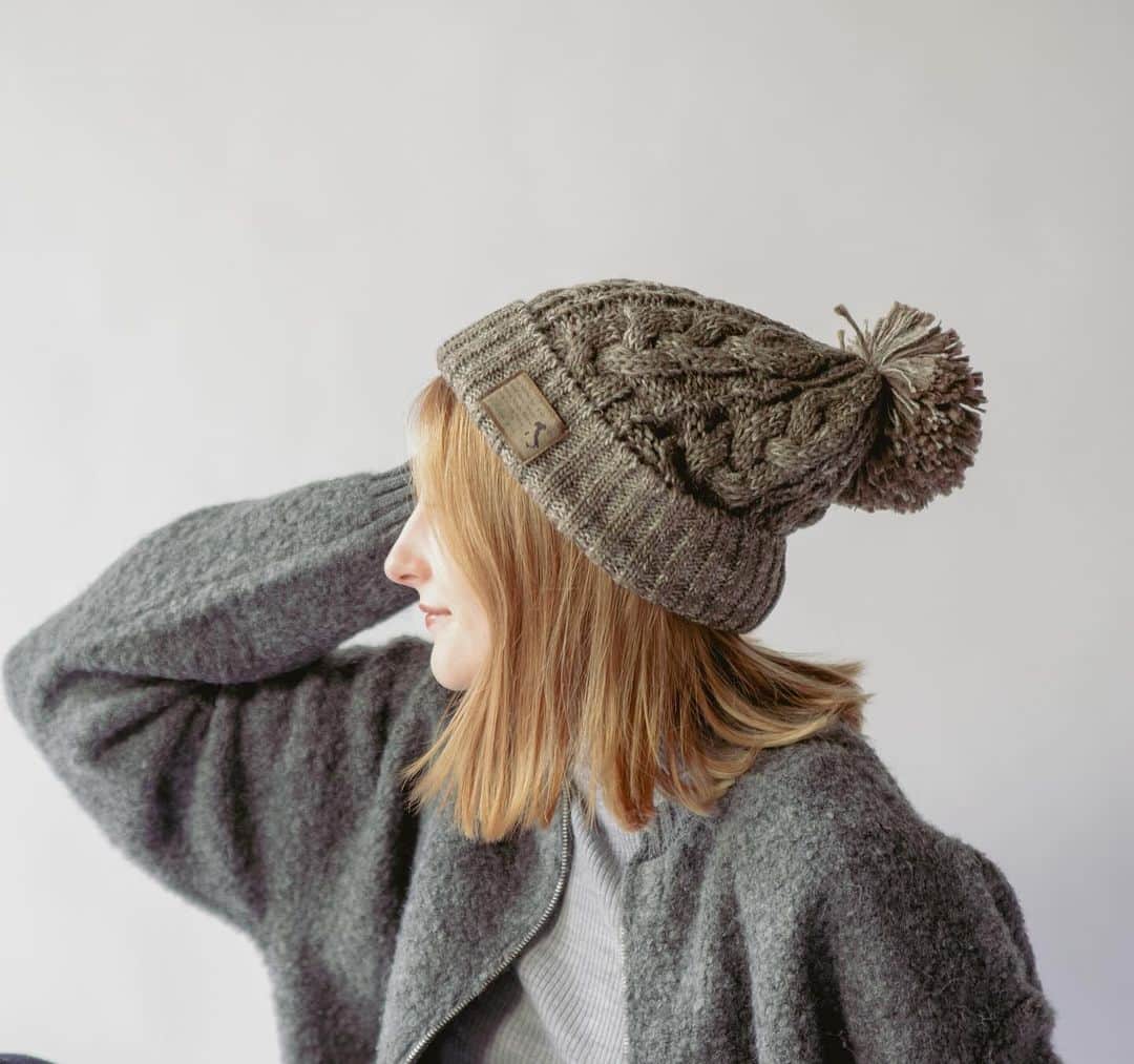 【公式】帽子専門店イチヨンプラス さんのインスタグラム写真 - (【公式】帽子専門店イチヨンプラス Instagram)「. ポンポンがついた、高品質で柔らかいイタリア糸を使用したニット帽。  レトロな雰囲気のタグと、多色で編まれた色合いは、モノトーンになりがちな冬のコーディネートを、鮮やかに彩ります♪  ポンポンはピンで取り外し可能です。トップにボリュームがあるため、ゆったりと被っていただけます。  是非、クリスマスのプレゼントにいかがでしょうか🎁  ▼商品名 #イタリア糸ポン付ケーブルワッチ ▼商品コード #100758   ¥5200(税込) Color:black,gray,beige,brown,pink/red,pink/red(2),yellow,blue,blue(2) Size:Free  ._______________________________________⠀⠀⠀   商品や色々なシーンに合わせた帽子コーデ、帽子にまつわるHOW TOをお届けしています♪ 最新情報はアカウントをCheck！ 👉@14plusjp . .________________________________________⠀⠀⠀ #イチヨンプラス #帽子 #帽子コーデ #ニット#ニットコーデ#ギフト#クリスマスギフト#プレゼント#冬コーデ」12月16日 23時49分 - 14plusjp