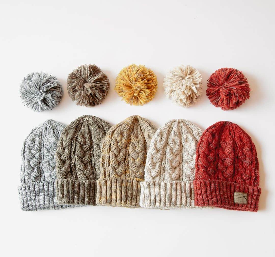 【公式】帽子専門店イチヨンプラス さんのインスタグラム写真 - (【公式】帽子専門店イチヨンプラス Instagram)「. ポンポンがついた、高品質で柔らかいイタリア糸を使用したニット帽。  レトロな雰囲気のタグと、多色で編まれた色合いは、モノトーンになりがちな冬のコーディネートを、鮮やかに彩ります♪  ポンポンはピンで取り外し可能です。トップにボリュームがあるため、ゆったりと被っていただけます。  是非、クリスマスのプレゼントにいかがでしょうか🎁  ▼商品名 #イタリア糸ポン付ケーブルワッチ ▼商品コード #100758   ¥5200(税込) Color:black,gray,beige,brown,pink/red,pink/red(2),yellow,blue,blue(2) Size:Free  ._______________________________________⠀⠀⠀   商品や色々なシーンに合わせた帽子コーデ、帽子にまつわるHOW TOをお届けしています♪ 最新情報はアカウントをCheck！ 👉@14plusjp . .________________________________________⠀⠀⠀ #イチヨンプラス #帽子 #帽子コーデ #ニット#ニットコーデ#ギフト#クリスマスギフト#プレゼント#冬コーデ」12月16日 23時49分 - 14plusjp