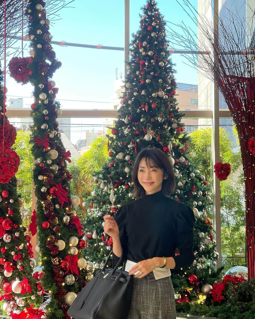 木本泉さんのインスタグラム写真 - (木本泉Instagram)「- クリスマスシーズン🎄  街中華やかなになるので1年で1番好き❤️  グランドハイアットのツリーも赤⭐️ 我が家のリースも今年は赤にしました❤️」12月16日 23時53分 - izumikimoto