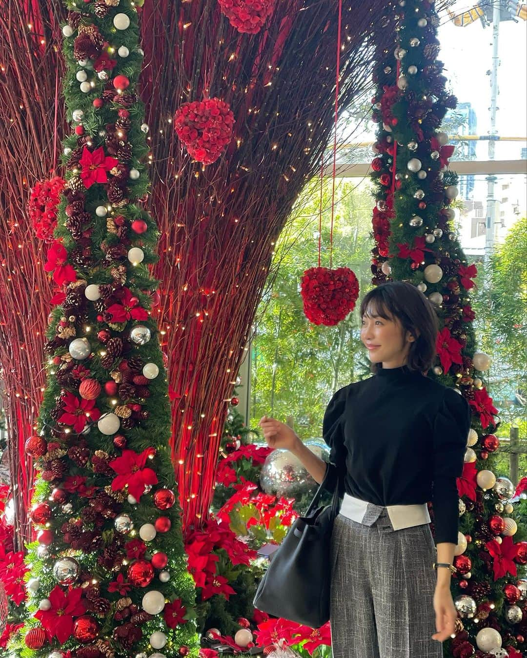 木本泉のインスタグラム：「- クリスマスシーズン🎄  街中華やかなになるので1年で1番好き❤️  グランドハイアットのツリーも赤⭐️ 我が家のリースも今年は赤にしました❤️」