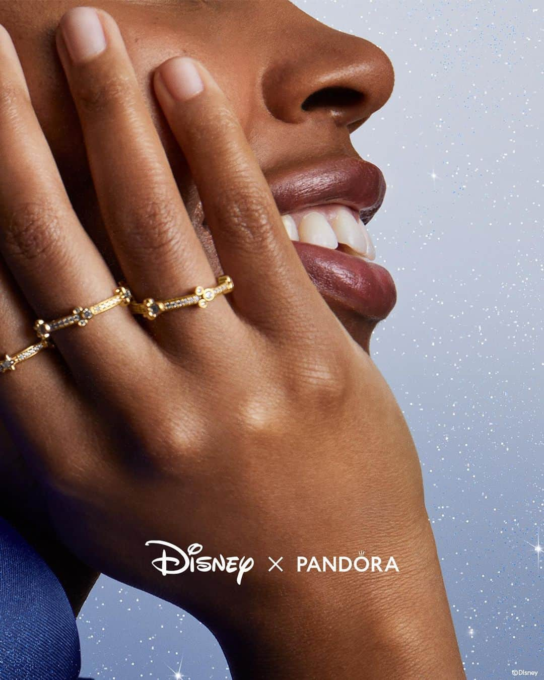 PANDORAさんのインスタグラム写真 - (PANDORAInstagram)「Wishing on a star... 🌟 Which pieces are you dreaming of these holidays? #DisneyxPandora #PandoraCharm #PandoraJewellery」12月17日 0時03分 - theofficialpandora