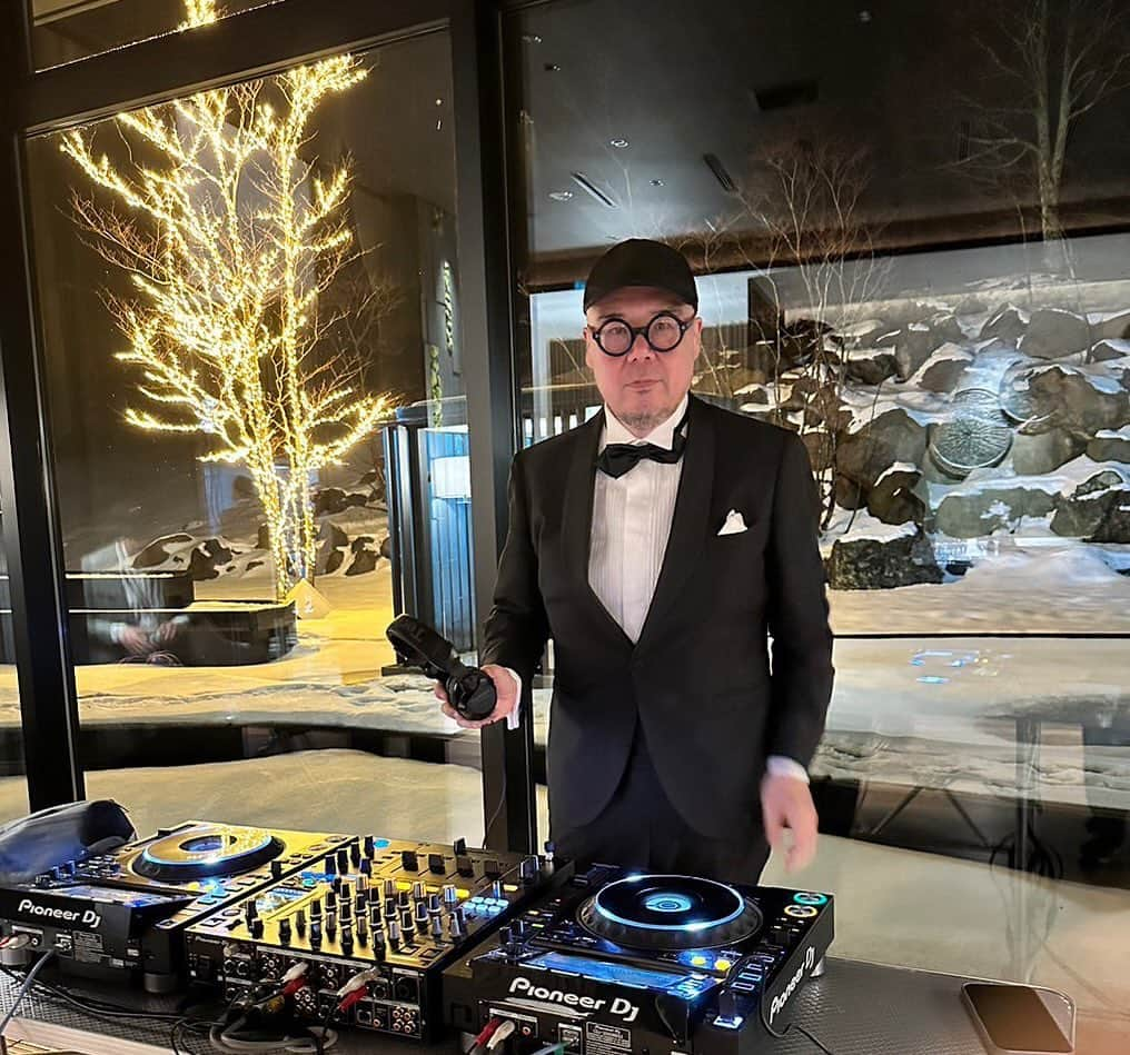 田中知之のインスタグラム：「"SAVE THE SNOW CHARITY GALA "で、久々の正装DJ。雪景色をバックに。」