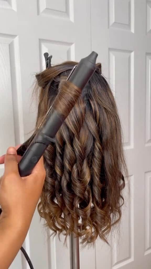 ghd hairのインスタグラム：「The most satisfying soft curl tong tutorial by the queen of wigs @lavishcapelli 🤍✨  #ghd #ghdhair」