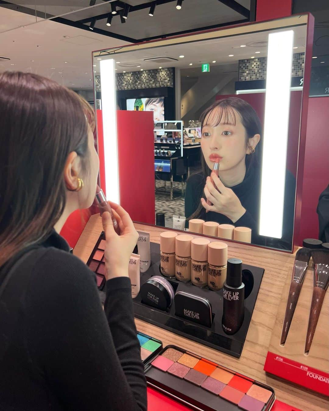 團遥香のインスタグラム：「昨日から渋谷スクランブルスクエア6階にオープンした MAKE UP FOREVER さんに遊びに行ってきました❤️  フランス・パリ発のブランドでメイクさんがよく使ってるので　@makeupforeverjapan 気になっていたんだけど... 改めてメイクもしてもらって透明感アップしたよ☺️  粒子の細かい粉も艶々になって素敵だしリップも可愛かったぁ〜(velvet nude105番だよん) 今来店するとオリジナルミラープレゼントらしいです🪞 是非行ってみてね❤️  #pr #メイクアップフォーエバー #渋谷スクランブルスクエア #コスメ #メイク」