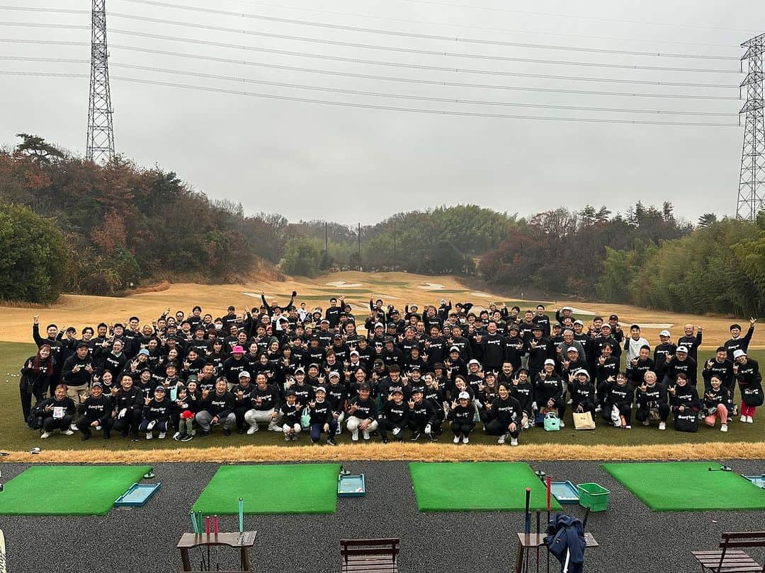 中西直人のインスタグラム：「第五回sanrise cup 無事終了致しました。  まずはじめに、本年も沢山の皆様にエントリー頂き本当にありがとうございました。  また、遠方にも関わらずチェリーヒルズゴルフクラブに足を運んで頂き本当に有り難う御座いました。  みんなの笑顔が溢れるようなコンペがしたい。  そして恩返し。  その事だけを考えて開催させて頂きました。  開催前日は、もっと出来たかな？とか、あれやったっけ？これどうなったっけ？  不安が止まらない。笑  だけどいざ始まると、日頃より応援して頂いている沢山の皆様に会え、また笑顔が見れて、沢山の皆様に嬉しいお言葉を頂きました。  今年も開催出来て良かった…  そんな想いに浸っているとニヤケが止まらない。  終わってからそんな1日を過ごしていました。  ふと気付くと、最初に掲げていたテーマ。  "みんなの笑顔が溢れるようなコンペがしたい"  "恩返し"  結局逆に皆様から僕に頂いたような気がします笑  何はともあれ、皆様が無事怪我なく完走できた事。  本当に嬉しく思います。  本当に有り難うございました。  最後になりますが、スペシャルゲスト出来ていただきました糸井嘉男さんをはじめ、大谷俊介プロ、塚田陽亮プロ、田村光正プロ、竹安俊也プロ、亀代順也プロ、佐久間綾女プロ、司会進行を勤めて頂きました黒田カントリークラブさん、そしてそしてドッキリで駆けつけてくれた植村啓太コーチ、本当に有り難うございました。  この場をお借りしてお礼を言わせていただきます。  最後に…  sanrise ファミリー最高‼️  バモーーース‼️  ※集合写真が欲しい方はDM下さい♬  #sanrisecup #sanrise」