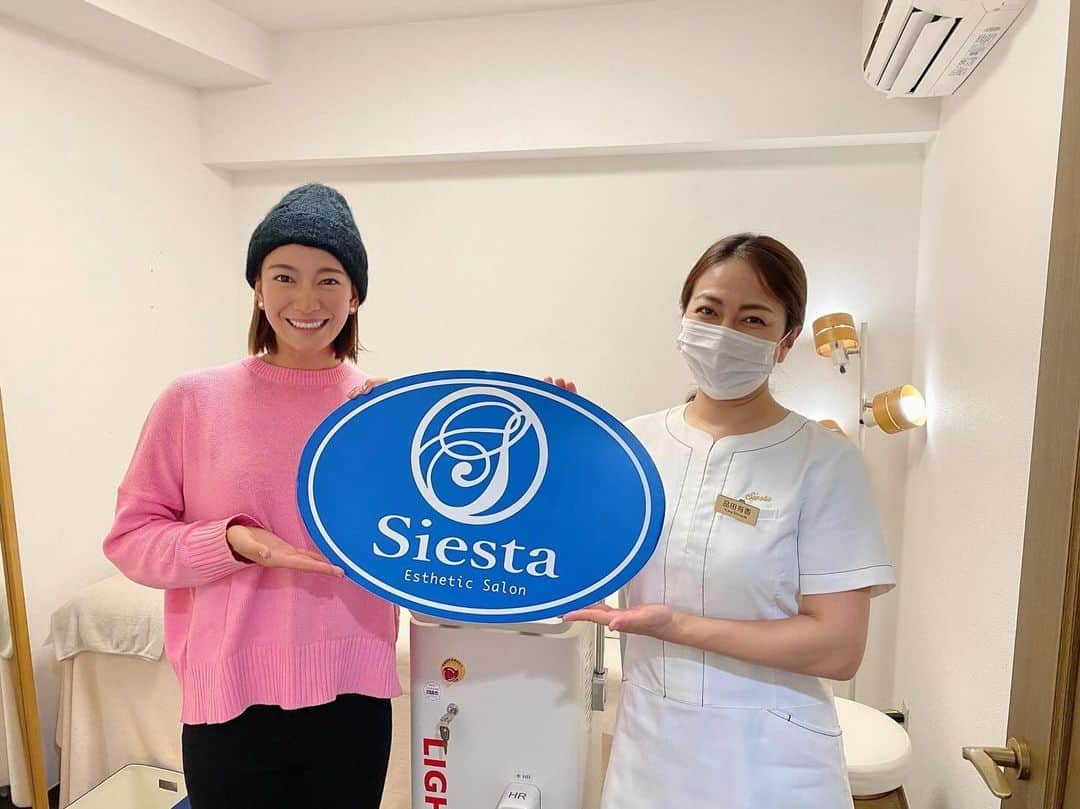 坂口由里香のインスタグラム：「.  Siesta(シエスタ)に行ってきました！  オーナーのゆかさんと出会って何年経つでしょうか…😳 脱毛やフェイシャルを中心に施術してもらっています！！  Siestaでは様々な競技のアスリートを応援していて、いろんなアスリートが通っています！  脱毛は日焼けしているとできないと言われるのですが、ここのサロンでは日焼けしていてもできるのです☝️  毎度おしゃべりが炸裂し、あっという間に時間が過ぎる素敵なサロンです☺️🩵  ブライダルエステも始めたそうです👰🏻‍♀️✨  紹介できますのでみなさんぜひ！！！  #脱毛 #日焼けしてもできる脱毛 #フェイシャル #恵比寿 #siesta #シエスタ」