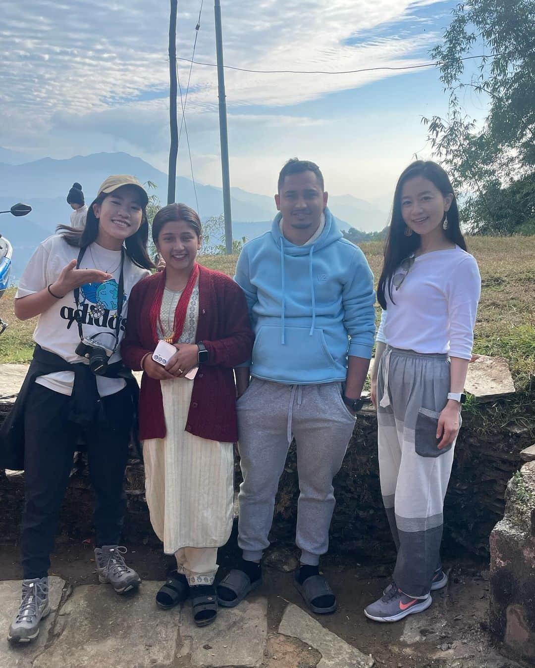 岡田ひとみ（ねんドル）さんのインスタグラム写真 - (岡田ひとみ（ねんドル）Instagram)「アスタムという小さな村で宿泊。 村と村を徒歩で移動する中、様々な出会いがありました。  さあ、今日はこれからねんど教室です！  #dhampus #astam #trekking #nepal #ネパール #photography #photoshoot #earthfocus #nature #beautifuldistinctions #travel #landscape #view #sightseeing #beautiful #instagood #vacation #instatravel #instapassport」12月17日 10時00分 - hitomi_nendol