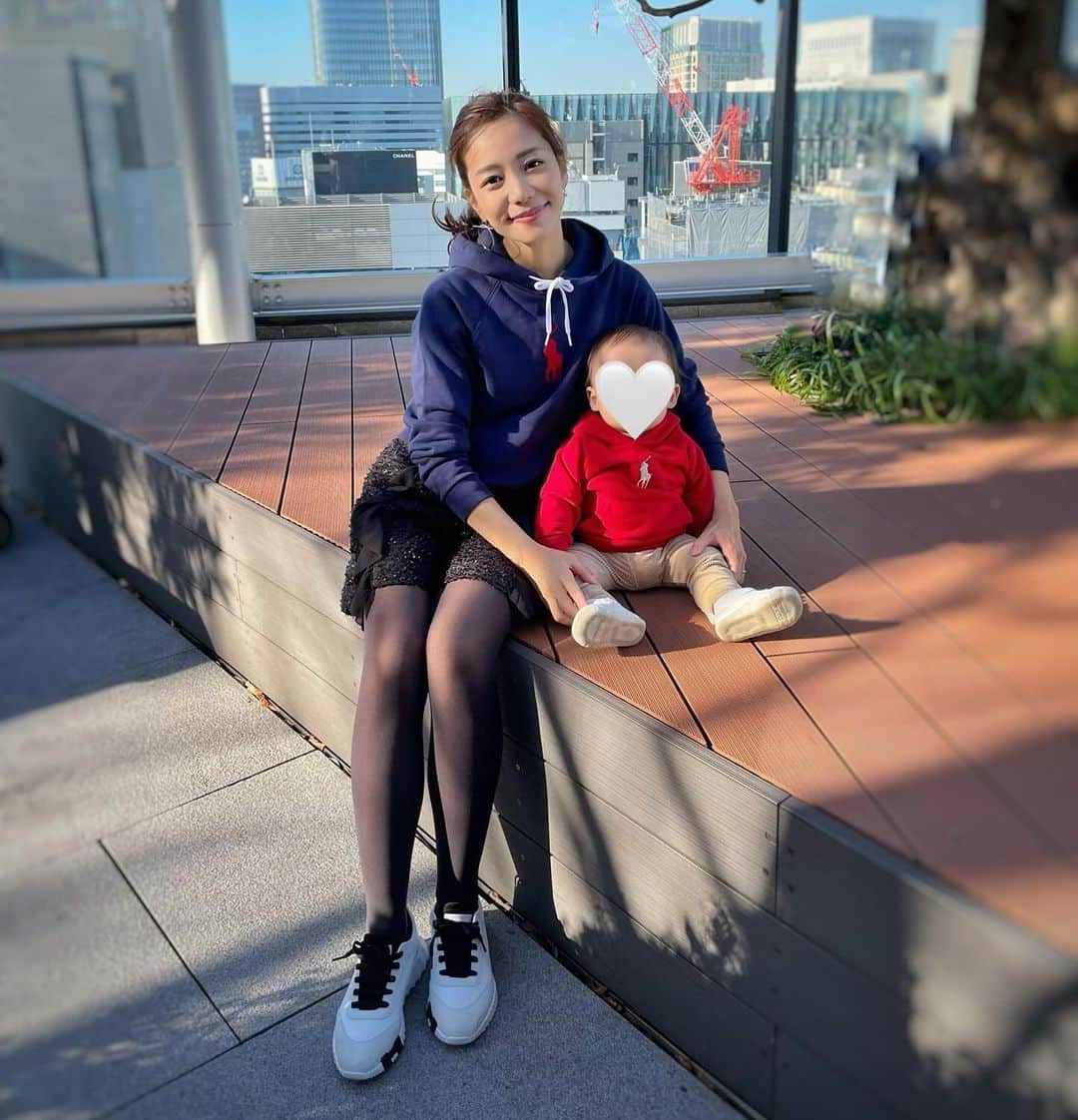 福山唯さんのインスタグラム写真 - (福山唯Instagram)「おそろい💙❤️  ポカポカな日でお外で遊ぶのが気持ちよかった⚽️⚾️🍂✨  ボールで遊んだり、葉っぱを「どうぞ〜🍁」したり息子と遊ぶのがとっても楽しいです❣️  銀座シックスの屋上にスケートリンクができていて、楽しそうでした🎵  tops @poloralphlauren  bottom  @chesty_official @chestystyle_official   #weekend #myson #mama #coordinate #linkcode #fashion #foodie #foodies #navy #red #コーディネート　#ママコーデ　#リンクコーデ　#おそろコーデ #フーディ #パーカー　#ママとぼーや　#１歳男の子　#男の子コーデ　🐈」12月17日 10時08分 - yuifukuyama