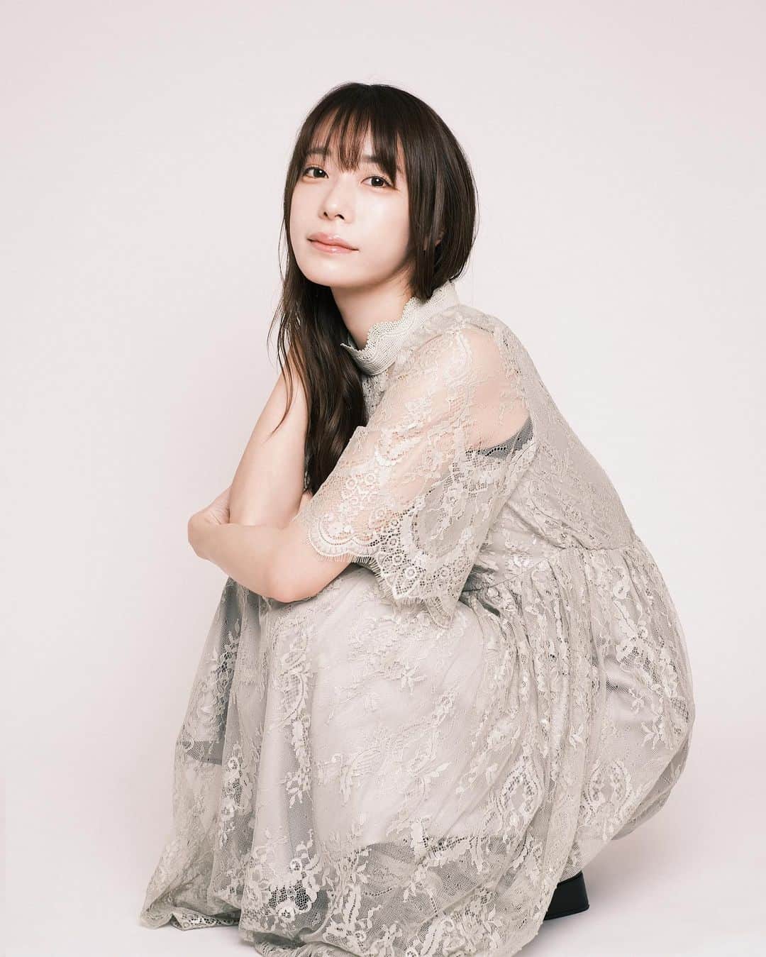 道井悠さんのインスタグラム写真 - (道井悠Instagram)「池尻大橋 中華そば 千乃鶏さん 昆布水つけ麺まだピンと来てないけどその内脳が追いつきそう！  この度所属事務所クロコダイルを離れ、フリーランスとして活動することといたしました。 事務所には心より感謝しております。  変わらず一つ一つのお仕事をひたむきに、楽しく、道井らしく全力で向き合って参ります。 引き続きご指導ご鞭撻の程よろしくお願いいたします。  お仕事のご依頼、お問い合わせはHPお問い合わせフォームよりお願いいたします。 返信が無いなどの場合、XやインスタDMも開いております。 michiiharuka.com  お手紙などの送り先はこちらになります 〒101-0025 東京都千代田区神田佐久間町2-22 秋葉原再開発ビル601 株式会社GiantStep気付 道井悠 michiiharuka.com  気持ちも新たに、お仕事や12月の舞台『Statice』の稽古に励む毎日です。  師走やクリスマスでお忙しいとは思いますが、ぜひ映画を観に来る感覚で劇場に起こしいただければと思います！🪄︎︎✨  プロジェクトリコロ新作公演 舞台『Statice』Side Witch(女性版) (今回同じ脚本同じキャラクターを男性版と女性版で同時期に公演いたします。道井はもちろん女性版の方に出演します！)  道井悠出演日 12/20水19:00 12/22金14:00  12/23土18:00  12/24日12:00 @六行会ホール (新馬場駅から徒歩3分) チケット:6000円  去年道井が主演しました舞台『ライラック』 (人間と魔法使いが契約を結ぶことで強力な力を生み出す世界のライラック魔法学校の物語でした) の前日譚となっています！ 観てくださった方はもちろん、 観てない方ももちろん楽しめる魔法物語となっております！🙇‍♀️ チケットはこちらから  confetti-web.com/Statice (「道井悠」を選択していただければ道井のお知らせを見て来てくださったと分かるのでありがたいです。)  時系列がスターチス→ライラック になってます⏰ スターチスだけでももちろん楽しめるのですが、ライラックを観るとニヤッとできるポイントがたくさんありますのでおすすめです！ なんとYouTubeで24日まで無料公開中✨ そしてライラックがあのフロントウイング様からゲーム化も決定！😆 この勢いでアニメ化もしちゃうかもね？！？ それだけライラックの世界観が魅力があるということですね…！🙌 今ならまだまだ古参になれるのでおすすめです笑😳  お芝居とパチスロをしてる時が1番楽しいので、そんな道井をぜひ見届けに劇場まで足をお運びになっていただければと思います。  ・・・・・・・・・・  人間と魔法使いがまだ争っていた時代 人間達は皆、得体の知れない力を恐れ　神に祈りを捧げた 魔法使い達は皆、種族の誇りのもと　同じ黒を纏っていた だが、一人の若い魔法使いは　赤いコートで空を飛び 一人の若い人間は　祈りをやめ空を見上げた そんな二人が、一人になる  Lilacsシリーズ最新作  《非日常》の中の《日常》を描いた 人間と魔法使い、始まりのストーリー  -side Witch- 黒崎澪 楓  千歳ゆう 栞菜 松尾彩加 柴田茉莉 夢月 星野七茜  道井悠 柳瀬晴日 渚カオリ 比嘉ニッコ  -side Wizard- 山根理輝 谷澤翼  土屋シオン 田中克哉 中川輝己 天野旭陽 佐野遥喜 立澤鎮也  五十嵐雅 古畑恵介 湯本貴大 蜂巣和紀  -Single Cast- 宮下栄治 南名弥 後藤菊之介  夏陽りんこ 波崎彩音 だんしんぐ由衣 こうのゆうか  ＜期間＞ 2023年12月20日 (水) ～2023年12月24日 (日)  ＜公演日・開演時間＞ 12月20日(水) 19:00☆ 12月21日(木) 19:00★ 12月22日(金) 14:00☆ / 19:00★ 12月23日(土) 13:00 ★/ 18:00☆ 12月24日(日) 12:00☆ / 16:30★  ☆-side Witch-（女性メインキャスト版） ★-side Wizard-（男性メインキャスト版） SingleCastは全ての公演に出演いたします。  ※45分前受付開始／30分前開場 ※本編上演時間：約110分予定 ※開演5分前を過ぎると入場できない場合がございます  #舞台 #舞台女優  #舞台俳優  #舞台観劇  #舞台役者  #舞台スターチス #舞台ライラック #声優 #女性声優  #道井悠  #ラーメン #麺スタグラム」12月17日 10時10分 - michiiharuka