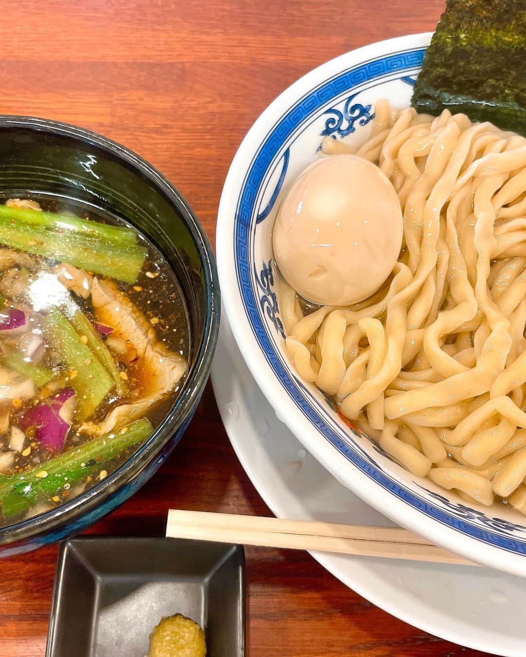 道井悠さんのインスタグラム写真 - (道井悠Instagram)「池尻大橋 中華そば 千乃鶏さん 昆布水つけ麺まだピンと来てないけどその内脳が追いつきそう！  この度所属事務所クロコダイルを離れ、フリーランスとして活動することといたしました。 事務所には心より感謝しております。  変わらず一つ一つのお仕事をひたむきに、楽しく、道井らしく全力で向き合って参ります。 引き続きご指導ご鞭撻の程よろしくお願いいたします。  お仕事のご依頼、お問い合わせはHPお問い合わせフォームよりお願いいたします。 返信が無いなどの場合、XやインスタDMも開いております。 michiiharuka.com  お手紙などの送り先はこちらになります 〒101-0025 東京都千代田区神田佐久間町2-22 秋葉原再開発ビル601 株式会社GiantStep気付 道井悠 michiiharuka.com  気持ちも新たに、お仕事や12月の舞台『Statice』の稽古に励む毎日です。  師走やクリスマスでお忙しいとは思いますが、ぜひ映画を観に来る感覚で劇場に起こしいただければと思います！🪄︎︎✨  プロジェクトリコロ新作公演 舞台『Statice』Side Witch(女性版) (今回同じ脚本同じキャラクターを男性版と女性版で同時期に公演いたします。道井はもちろん女性版の方に出演します！)  道井悠出演日 12/20水19:00 12/22金14:00  12/23土18:00  12/24日12:00 @六行会ホール (新馬場駅から徒歩3分) チケット:6000円  去年道井が主演しました舞台『ライラック』 (人間と魔法使いが契約を結ぶことで強力な力を生み出す世界のライラック魔法学校の物語でした) の前日譚となっています！ 観てくださった方はもちろん、 観てない方ももちろん楽しめる魔法物語となっております！🙇‍♀️ チケットはこちらから  confetti-web.com/Statice (「道井悠」を選択していただければ道井のお知らせを見て来てくださったと分かるのでありがたいです。)  時系列がスターチス→ライラック になってます⏰ スターチスだけでももちろん楽しめるのですが、ライラックを観るとニヤッとできるポイントがたくさんありますのでおすすめです！ なんとYouTubeで24日まで無料公開中✨ そしてライラックがあのフロントウイング様からゲーム化も決定！😆 この勢いでアニメ化もしちゃうかもね？！？ それだけライラックの世界観が魅力があるということですね…！🙌 今ならまだまだ古参になれるのでおすすめです笑😳  お芝居とパチスロをしてる時が1番楽しいので、そんな道井をぜひ見届けに劇場まで足をお運びになっていただければと思います。  ・・・・・・・・・・  人間と魔法使いがまだ争っていた時代 人間達は皆、得体の知れない力を恐れ　神に祈りを捧げた 魔法使い達は皆、種族の誇りのもと　同じ黒を纏っていた だが、一人の若い魔法使いは　赤いコートで空を飛び 一人の若い人間は　祈りをやめ空を見上げた そんな二人が、一人になる  Lilacsシリーズ最新作  《非日常》の中の《日常》を描いた 人間と魔法使い、始まりのストーリー  -side Witch- 黒崎澪 楓  千歳ゆう 栞菜 松尾彩加 柴田茉莉 夢月 星野七茜  道井悠 柳瀬晴日 渚カオリ 比嘉ニッコ  -side Wizard- 山根理輝 谷澤翼  土屋シオン 田中克哉 中川輝己 天野旭陽 佐野遥喜 立澤鎮也  五十嵐雅 古畑恵介 湯本貴大 蜂巣和紀  -Single Cast- 宮下栄治 南名弥 後藤菊之介  夏陽りんこ 波崎彩音 だんしんぐ由衣 こうのゆうか  ＜期間＞ 2023年12月20日 (水) ～2023年12月24日 (日)  ＜公演日・開演時間＞ 12月20日(水) 19:00☆ 12月21日(木) 19:00★ 12月22日(金) 14:00☆ / 19:00★ 12月23日(土) 13:00 ★/ 18:00☆ 12月24日(日) 12:00☆ / 16:30★  ☆-side Witch-（女性メインキャスト版） ★-side Wizard-（男性メインキャスト版） SingleCastは全ての公演に出演いたします。  ※45分前受付開始／30分前開場 ※本編上演時間：約110分予定 ※開演5分前を過ぎると入場できない場合がございます  #舞台 #舞台女優  #舞台俳優  #舞台観劇  #舞台役者  #舞台スターチス #舞台ライラック #声優 #女性声優  #道井悠  #ラーメン #麺スタグラム」12月17日 10時10分 - michiiharuka