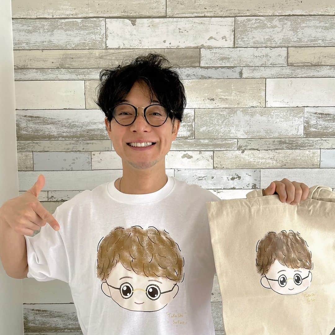 佐藤貴史のインスタグラム：「49歳になりました！ みんなからのお祝いしてもらえてありがたいです！ うちの天使からもステキなプレゼントとお手紙もらいました🧚‍♀️ 天使が描いた似顔絵Tシャツとトートバッグ！ 絵うま！！ そして急に呼び捨て‼️笑」