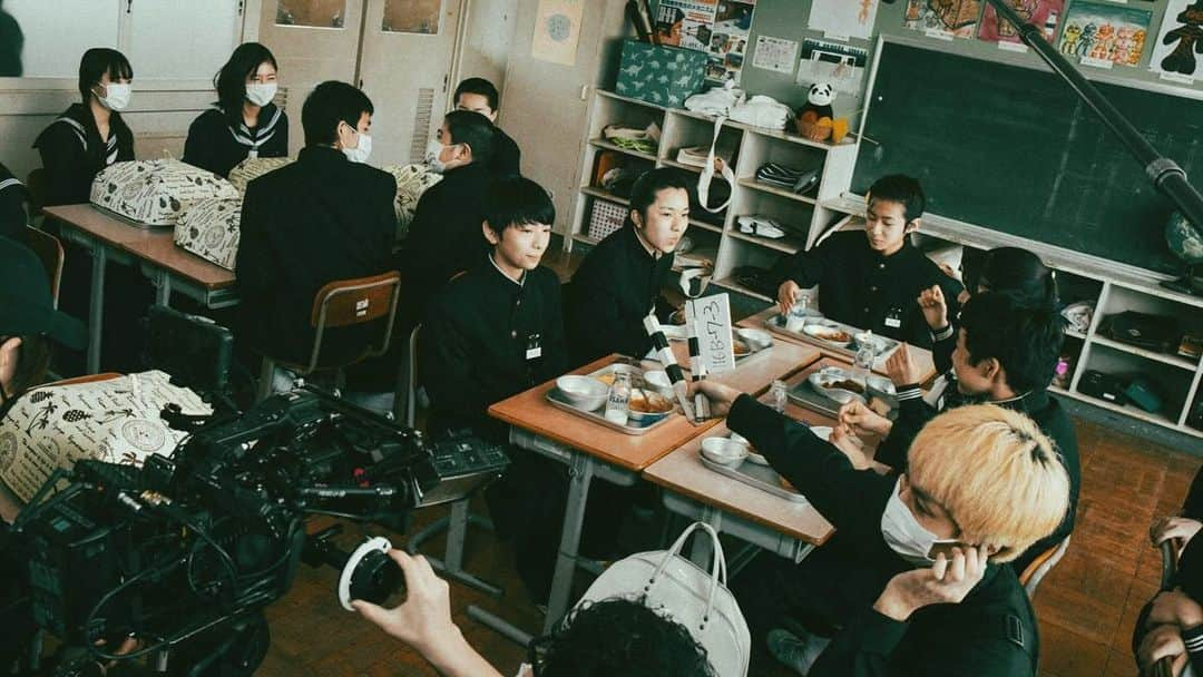 市原隼人さんのインスタグラム写真 - (市原隼人Instagram)「ドラマ『おいしい給食season3』をお楽しみいただきありがとうございます。 お子様から人生のキャリアを積まれた全ての方に楽しんでいただける唯一無二の世界観の作品を制作しようと、１日１日を大切に紡ぎながら〝今できる全て”を尽くし現場にいました。 製作陣、技術陣、共演者、関わる全ての方が愛情深く家族の様に繋がれたチームで妥協なくseason3を制作できた事は誇りです。 今作品の出演者全員が主役であり、関わる全ての方一人一人がかけがえの無い存在です。  何度でもいう…この作品に携わる全ての人が死ぬほど好きだ。  演じている甘利田を通して伝えたい事は一貫していまして『人に笑われようが、滑稽だろうが、好きなものを好きと胸を張り、大人であろうが子供に対し負けを認める心を持ち、日本の侘び寂びである古き良き心』を感じていただけましたら幸いです。 根底はコメディですが、掲げた深いテーマであるメッセージが皆様に伝わることを心より願っています。  そして…映画『おいしい給食』第3弾が来年公開されます。 お察しだと思われますがすごい事になっております！  スクリーンでお会いできる日を心より楽しみにしております。  #おいしい給食 #season3 #ありがとうございます #2024年映画公開 #お楽しみに」12月17日 10時16分 - hayato_ichihara