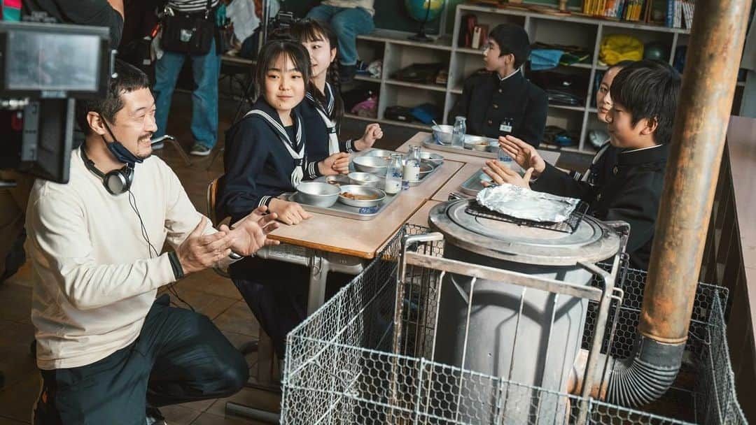 市原隼人さんのインスタグラム写真 - (市原隼人Instagram)「ドラマ『おいしい給食season3』をお楽しみいただきありがとうございます。 お子様から人生のキャリアを積まれた全ての方に楽しんでいただける唯一無二の世界観の作品を制作しようと、１日１日を大切に紡ぎながら〝今できる全て”を尽くし現場にいました。 製作陣、技術陣、共演者、関わる全ての方が愛情深く家族の様に繋がれたチームで妥協なくseason3を制作できた事は誇りです。 今作品の出演者全員が主役であり、関わる全ての方一人一人がかけがえの無い存在です。  何度でもいう…この作品に携わる全ての人が死ぬほど好きだ。  演じている甘利田を通して伝えたい事は一貫していまして『人に笑われようが、滑稽だろうが、好きなものを好きと胸を張り、大人であろうが子供に対し負けを認める心を持ち、日本の侘び寂びである古き良き心』を感じていただけましたら幸いです。 根底はコメディですが、掲げた深いテーマであるメッセージが皆様に伝わることを心より願っています。  そして…映画『おいしい給食』第3弾が来年公開されます。 お察しだと思われますがすごい事になっております！  スクリーンでお会いできる日を心より楽しみにしております。  #おいしい給食 #season3 #ありがとうございます #2024年映画公開 #お楽しみに」12月17日 10時16分 - hayato_ichihara