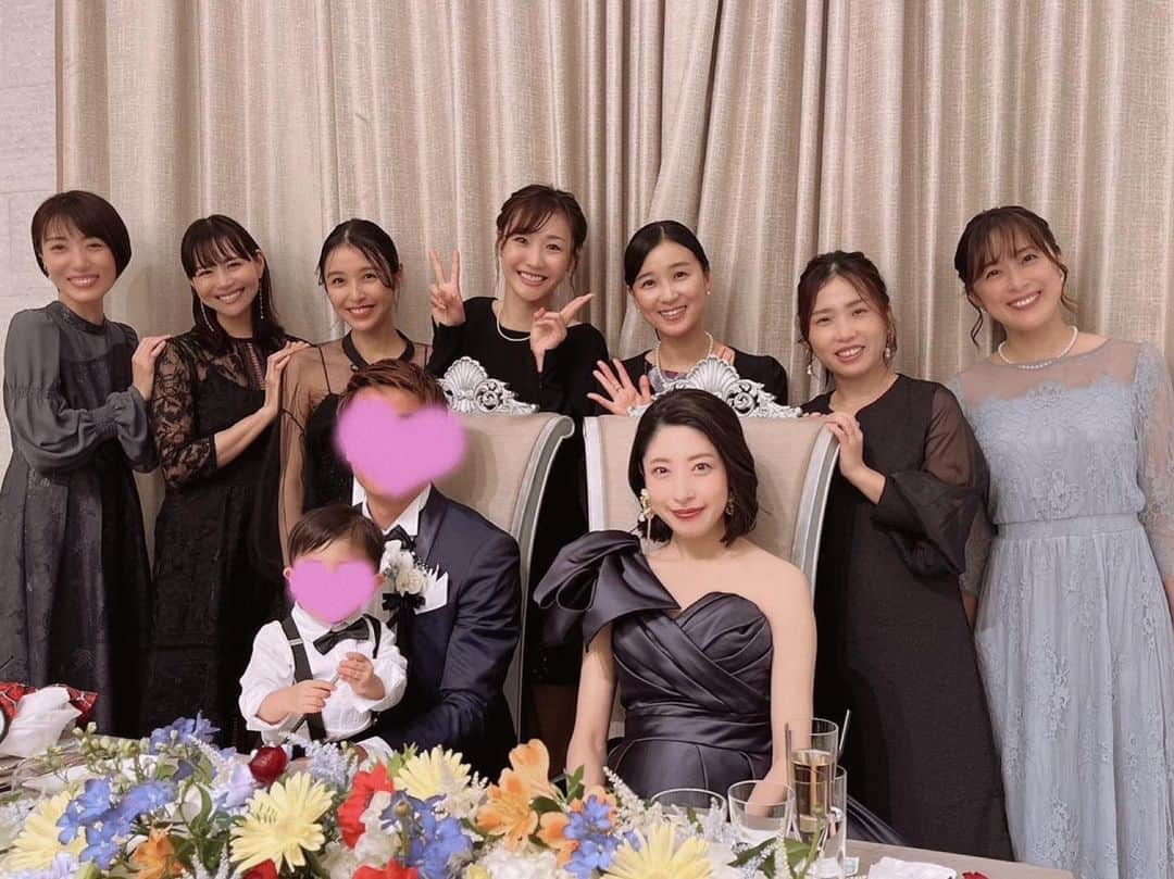 日下部ゆいこさんのインスタグラム写真 - (日下部ゆいこInstagram)「. . 奈美の結婚式。 . 美しい奈美のドレス姿や 夫婦、家族愛に心が満たされました。 心からおめでとう。幸せをありがとう！ . 20代を濃密に過ごしたメンバーとは 完全に同窓会状態でした。 時間も何も気にせずに自分だけの都合で 集まれていた時代は貴重だったんだなぁ。 . . #wedding#weddingdress#結婚式」12月17日 10時34分 - yuiko_kusakabe