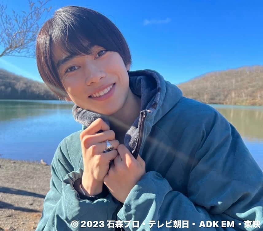 本島純政さんのインスタグラム写真 - (本島純政Instagram)「仮面ライダーガッチャード15話をご覧いただきありがとうございました！  レベルナンバー10のケミーを使った新フォーム「スーパーガッチャードクロスエックスレックス」 かっこよかったですよね！！  今週の錬金アカデミーブログに、 お気に入りポイントを書いたのでチェックしてみてください！  クリスマスパーティーも今週の見どころでしたよね？ 加治木が好きすぎる笑  そして！いよいよ今週金曜日、12月22日に「仮面ライダー the winter movie ガッチャード＆ギーツ ケミーガッチャ大作戦」が公開されます！  公開初日の12月22日と23日には舞台挨拶も決まりました！  皆さんに映画を観ていただけるのが楽しみです！！  #仮面ライダーガッチャード #一ノ瀬宝太郎 #本島純政」12月17日 10時44分 - junsei_motojima